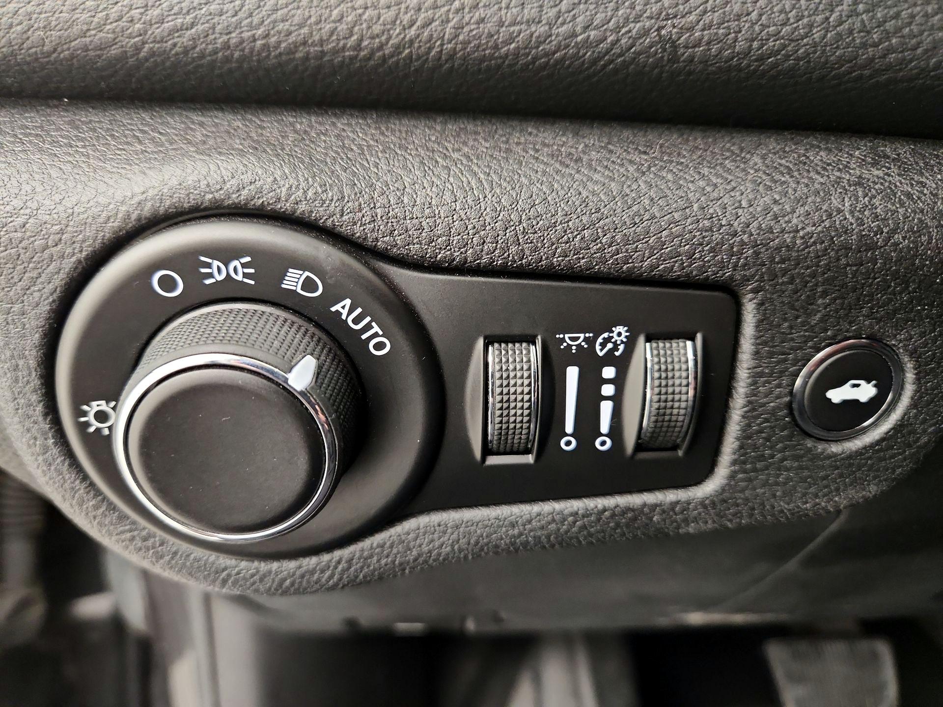 Thumbnail: 2016 Chrysler 200 - 13