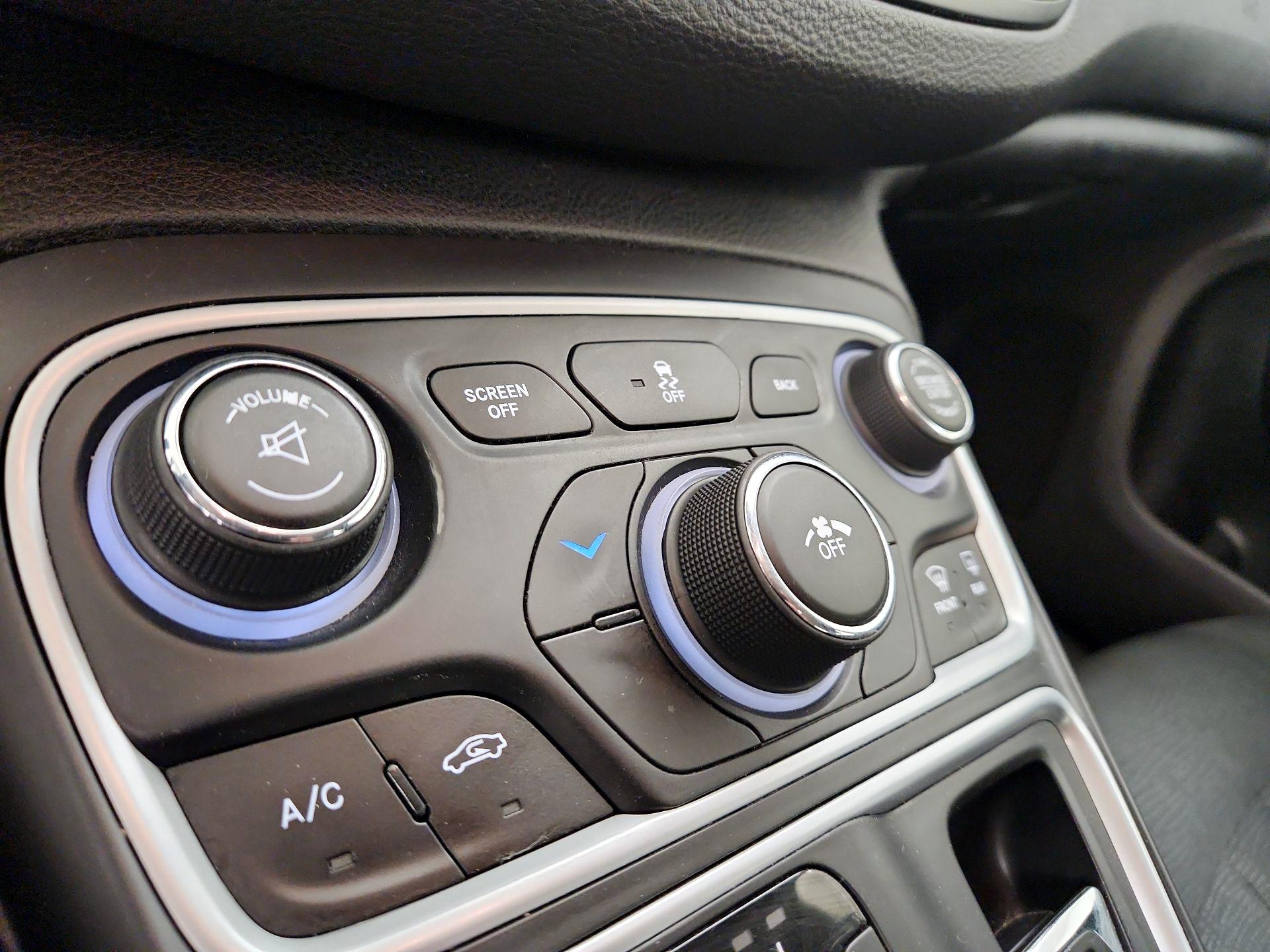 Thumbnail: 2016 Chrysler 200 - 16