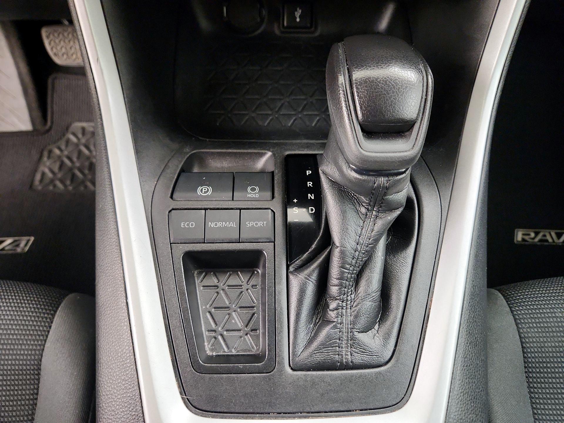 Thumbnail: 2021 Toyota RAV4 - 17