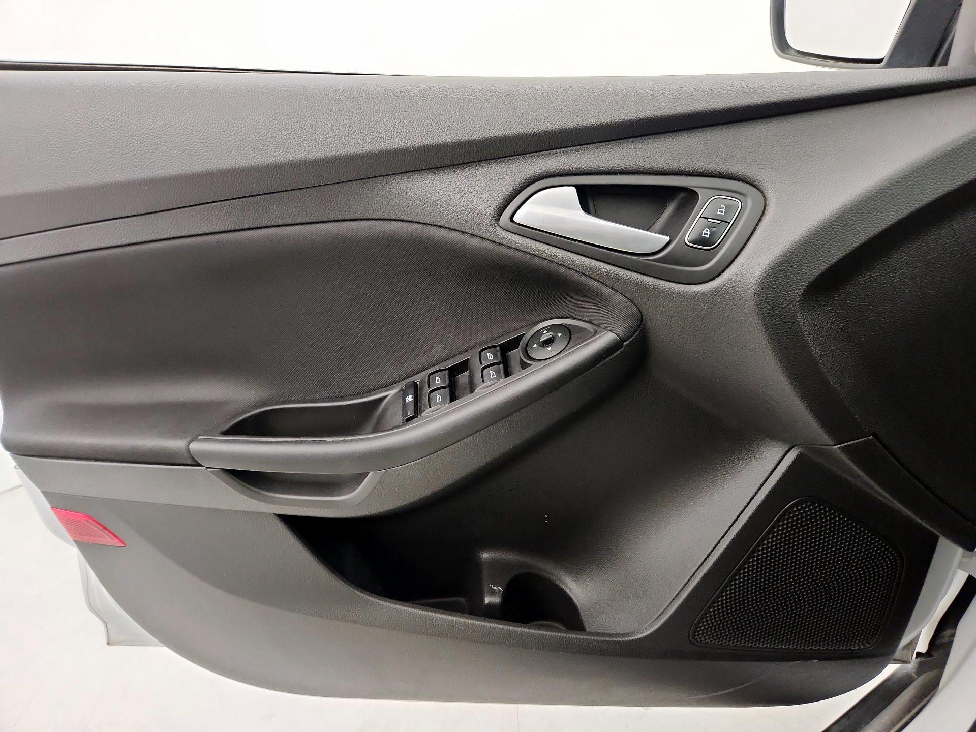 Thumbnail: 2015 Ford Focus - 12