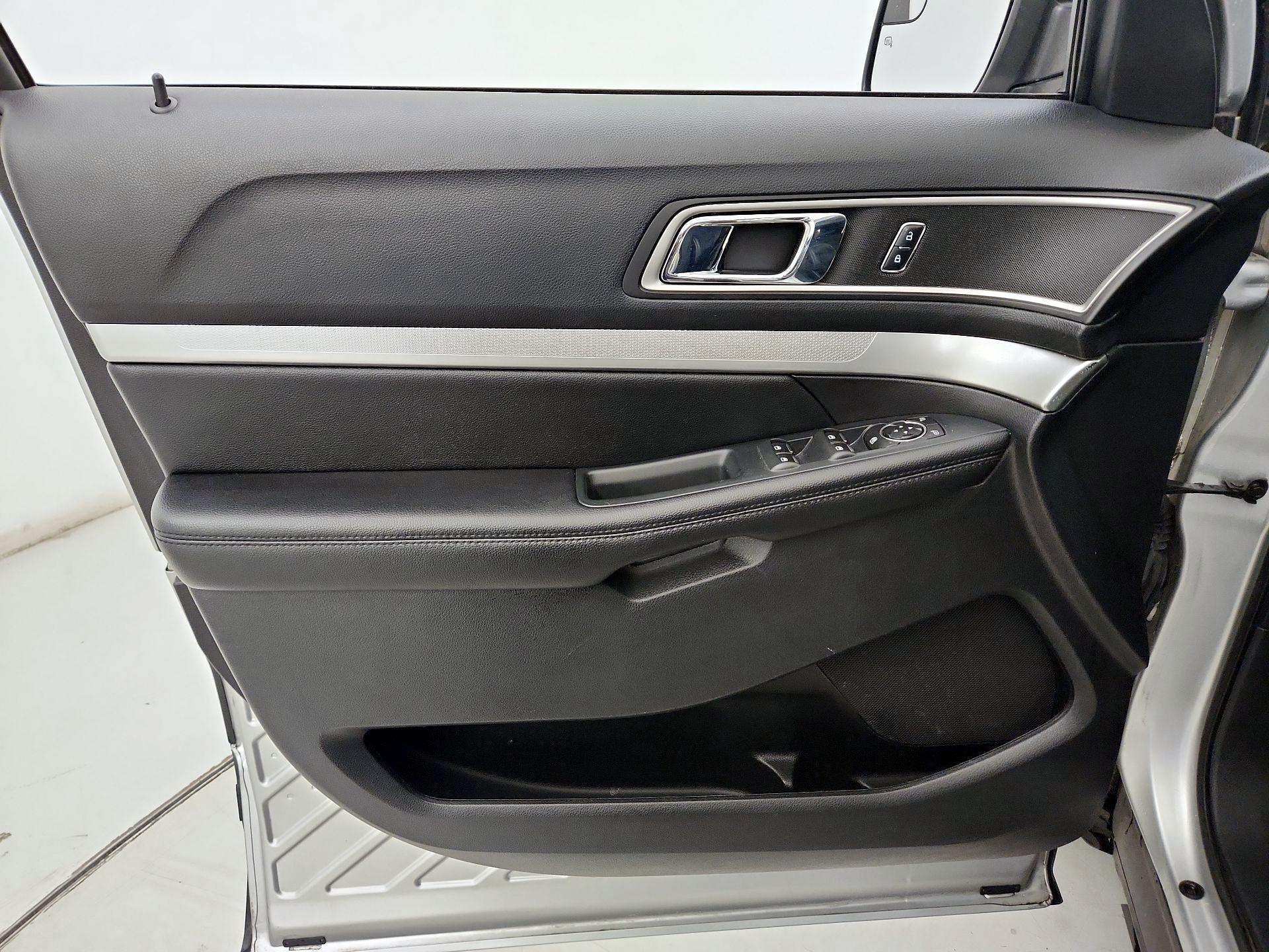 Thumbnail: 2016 Ford Explorer - 12