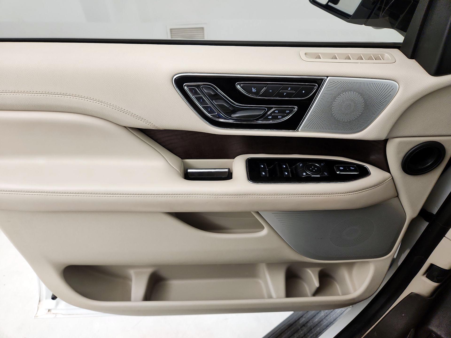 Thumbnail: 2021 Lincoln Navigator L - 12