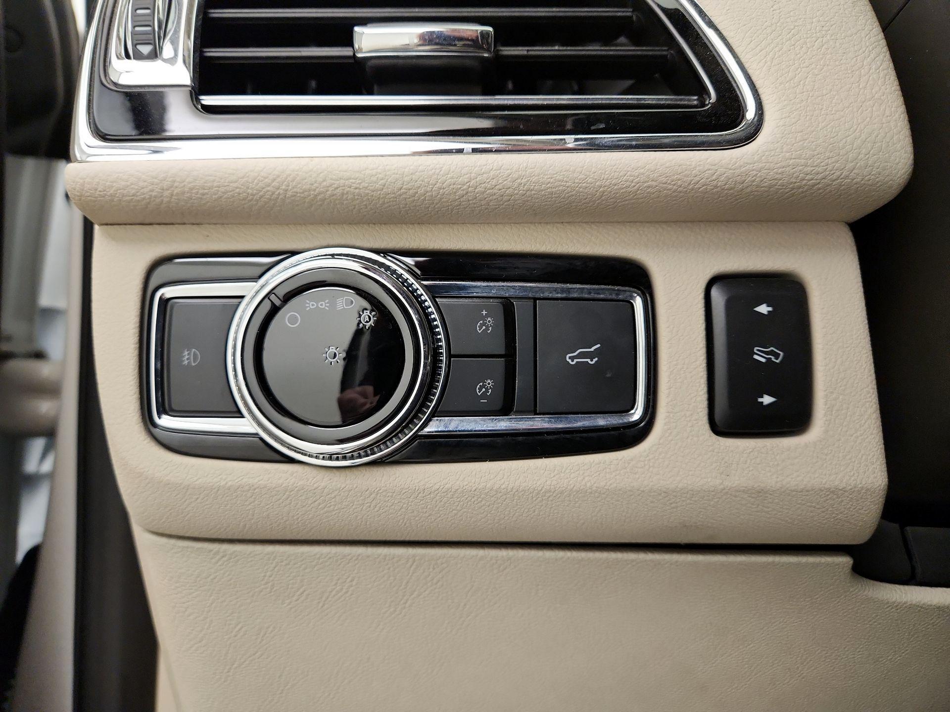 Thumbnail: 2021 Lincoln Navigator L - 13