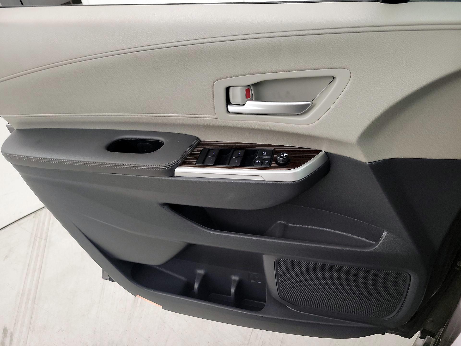 Thumbnail: 2021 Toyota Sienna - 12