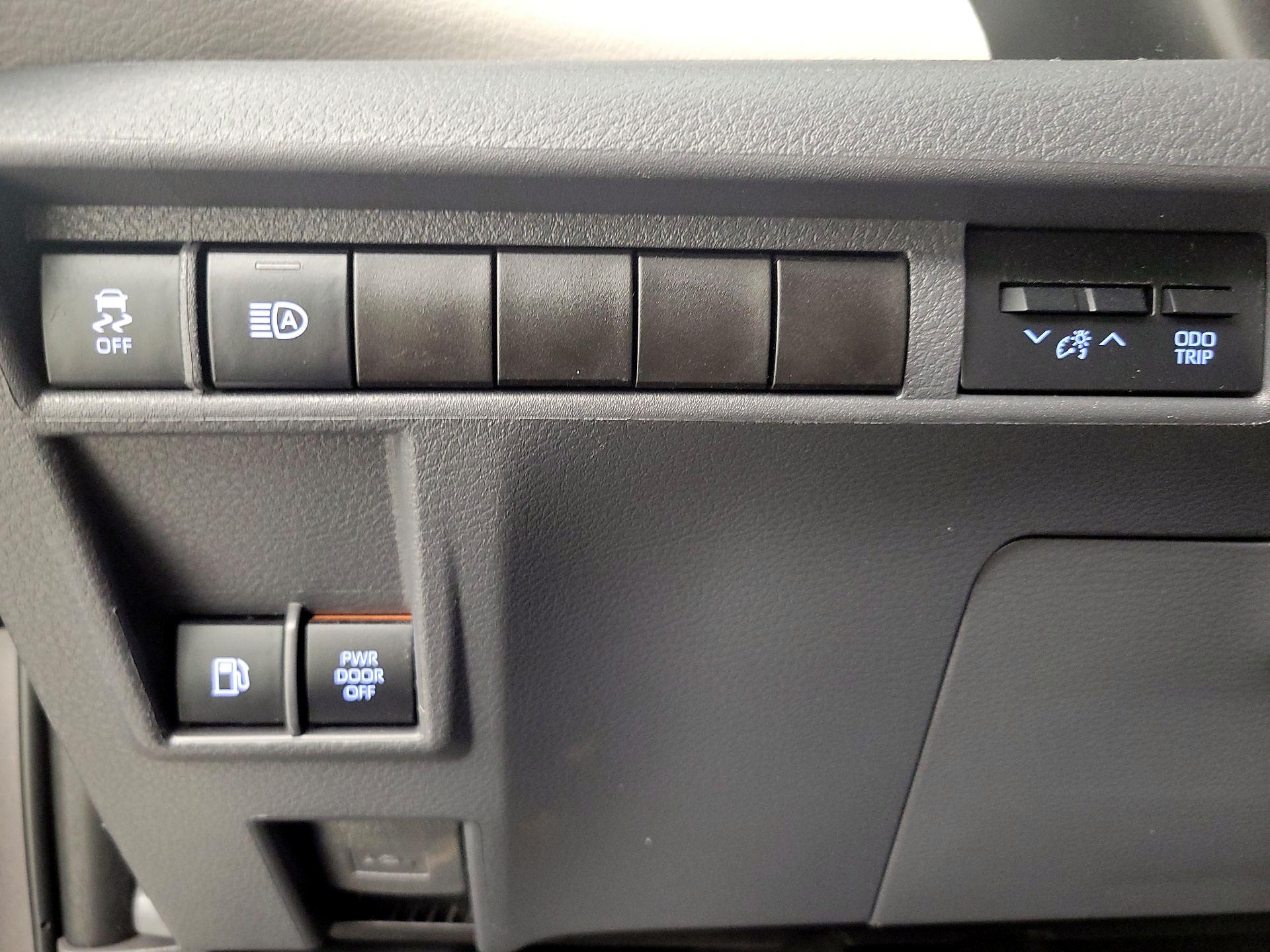 Thumbnail: 2021 Toyota Sienna - 13