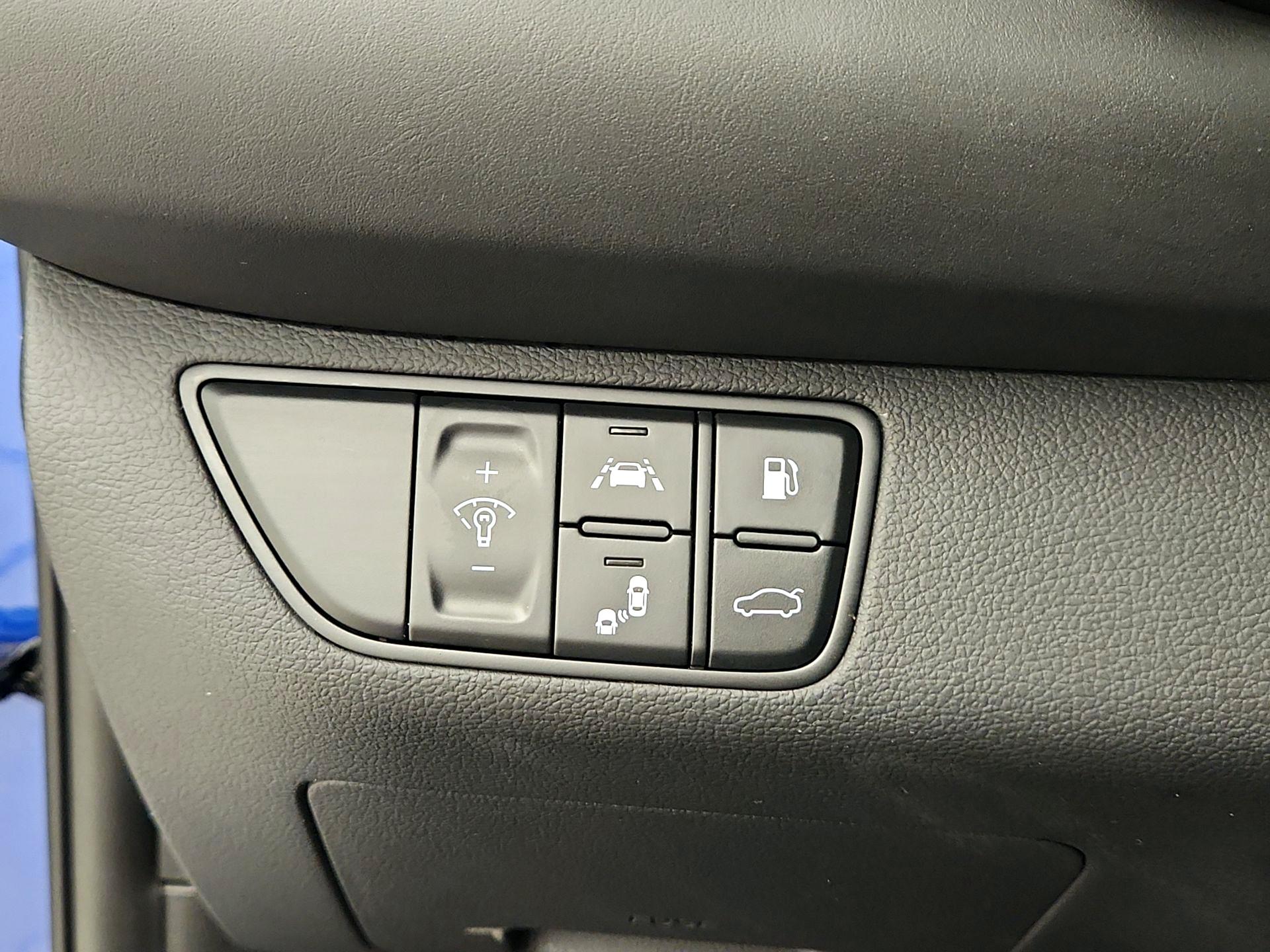 Thumbnail: 2020 Genesis G70 - 13