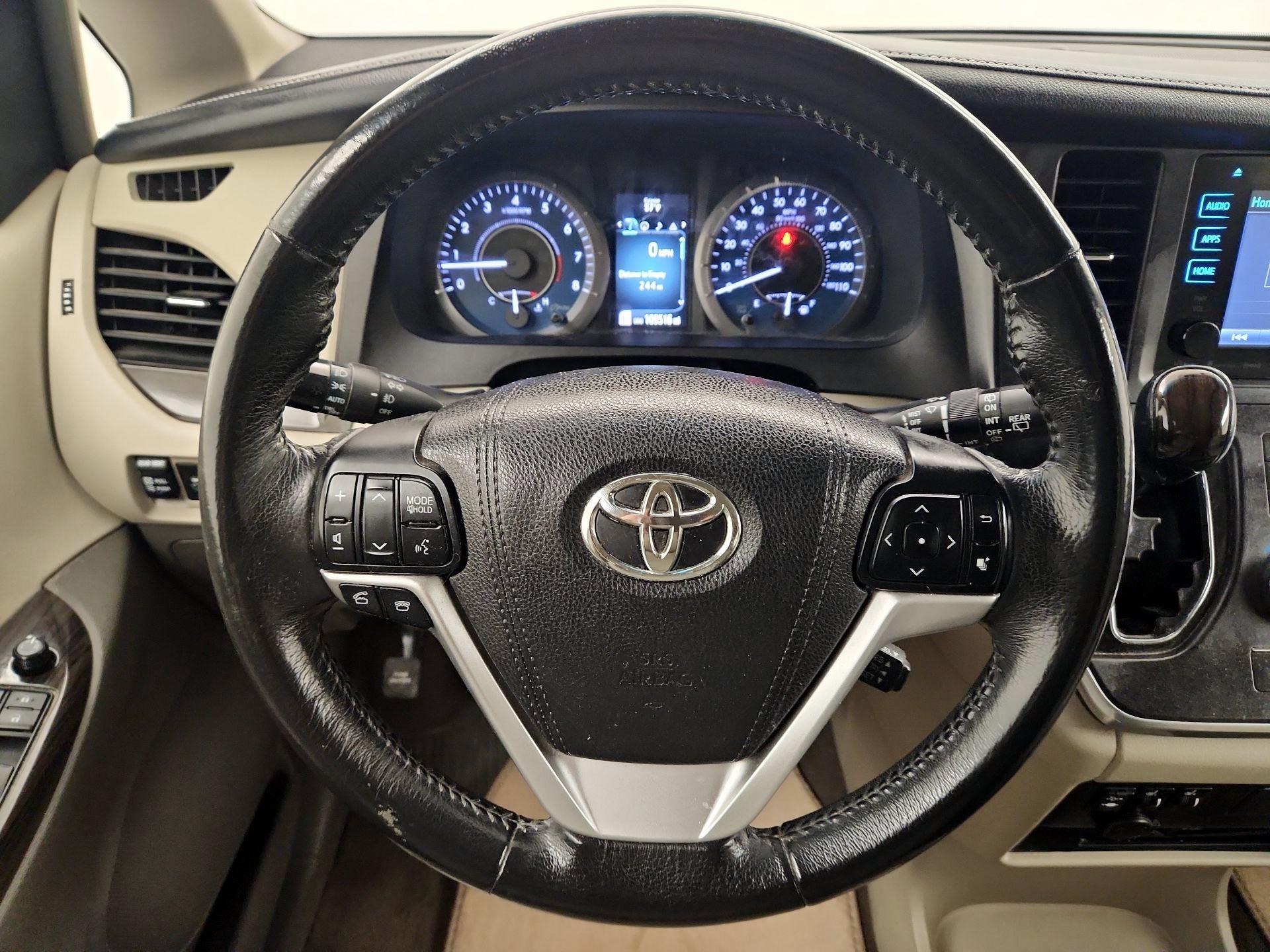 Thumbnail: 2017 Toyota Sienna - 10