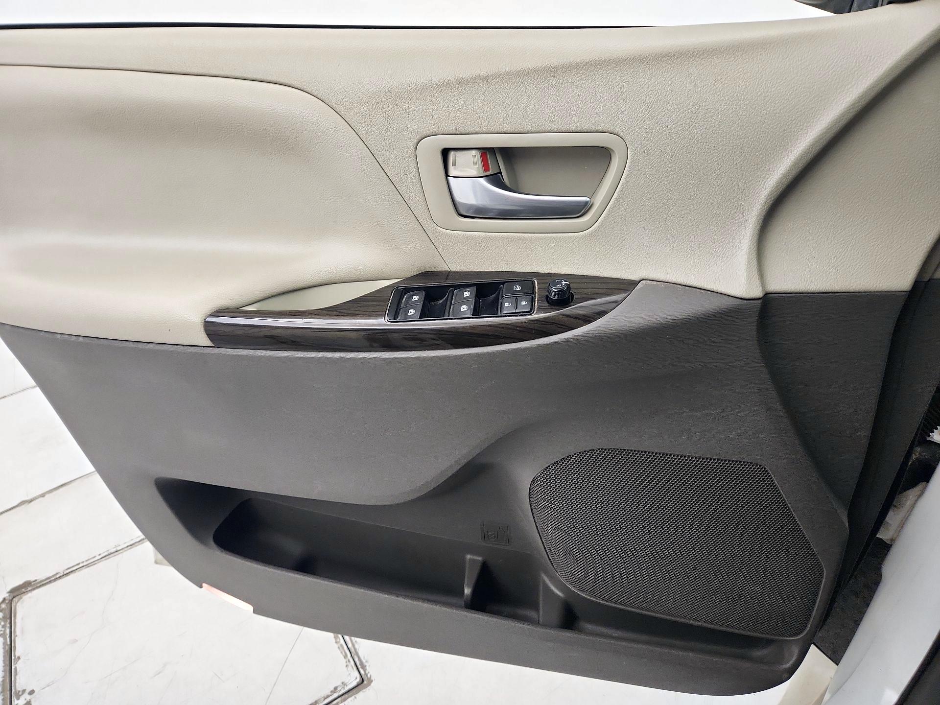 Thumbnail: 2017 Toyota Sienna - 12