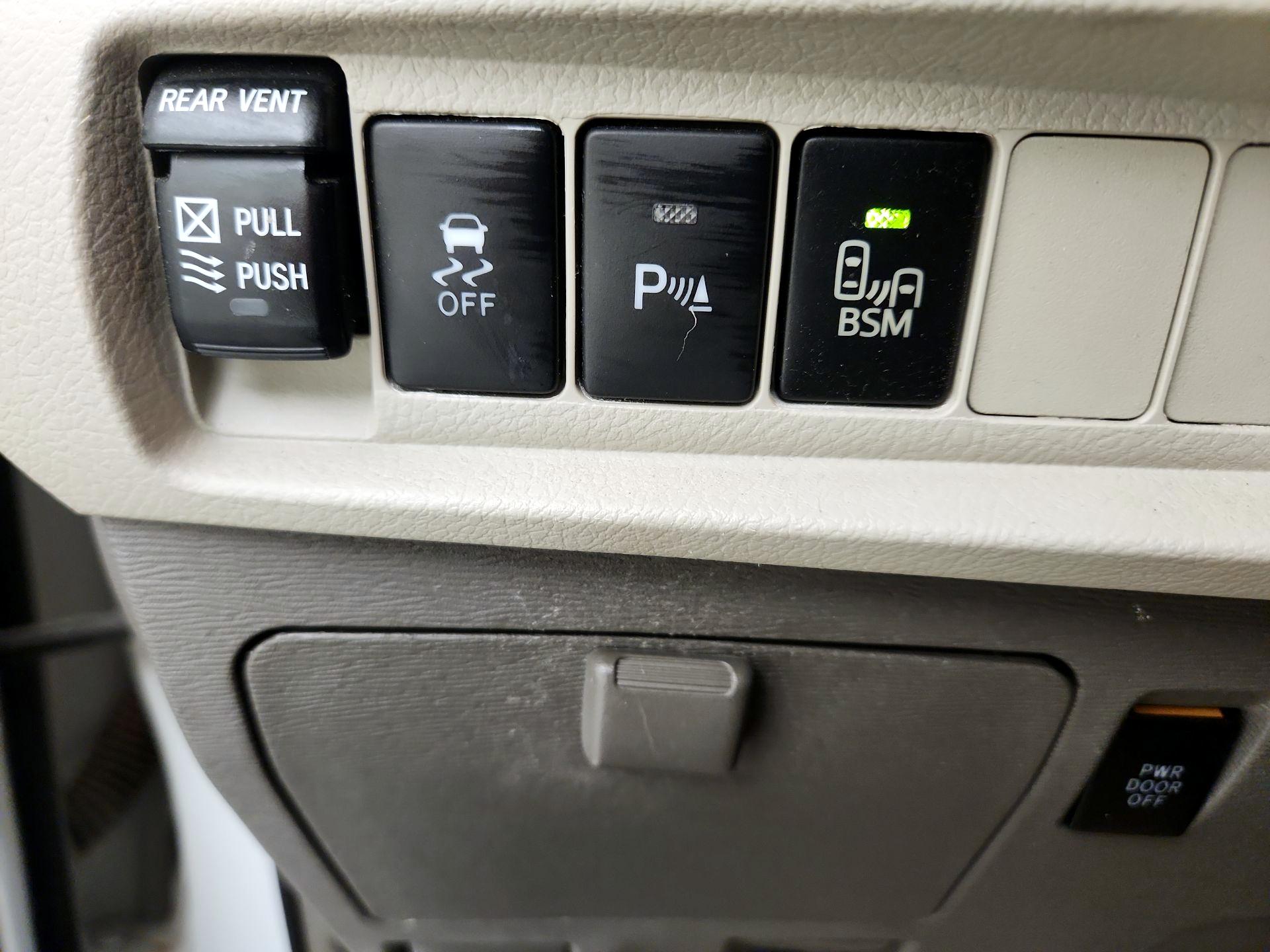 Thumbnail: 2017 Toyota Sienna - 13