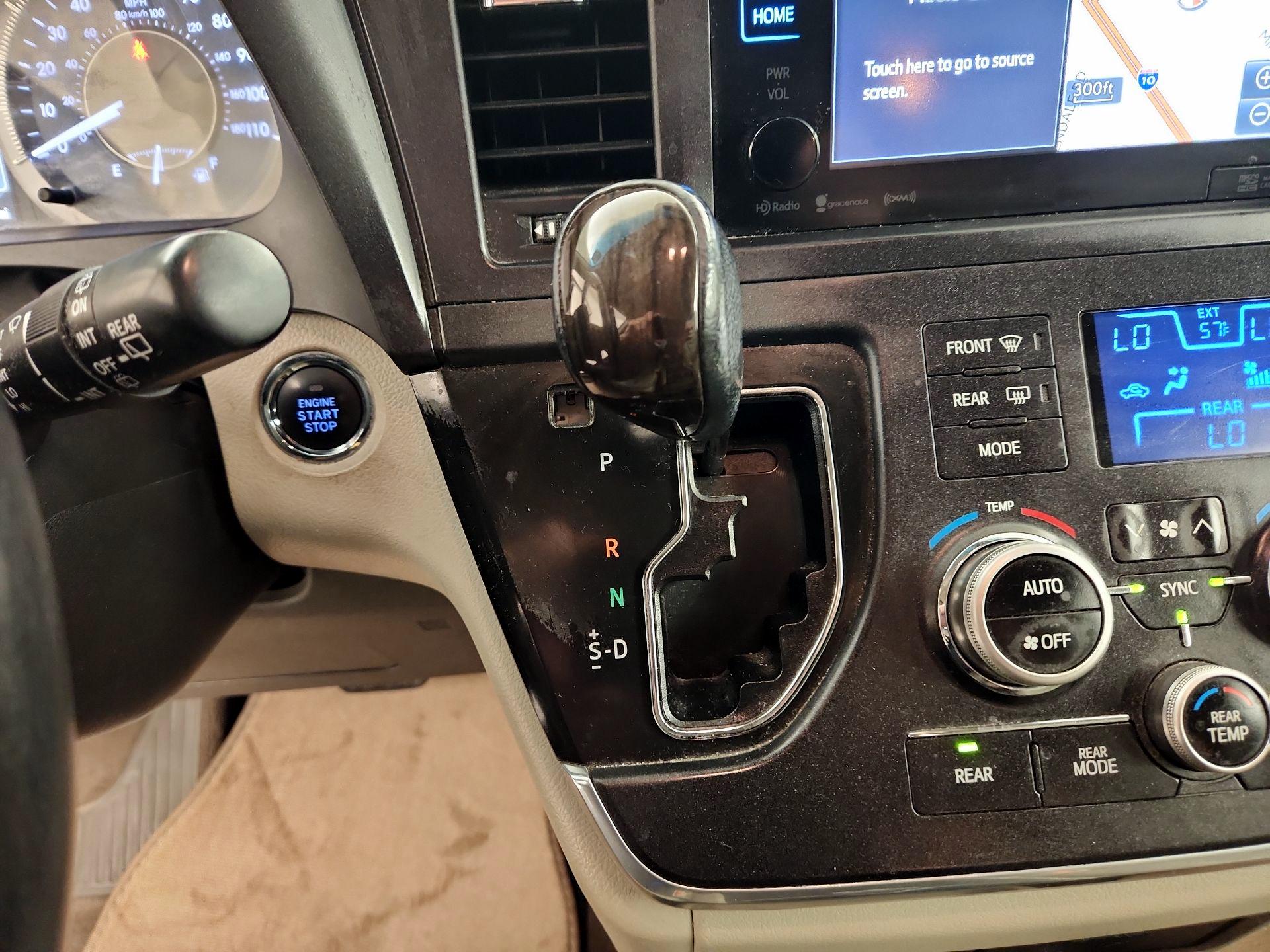 Thumbnail: 2017 Toyota Sienna - 17