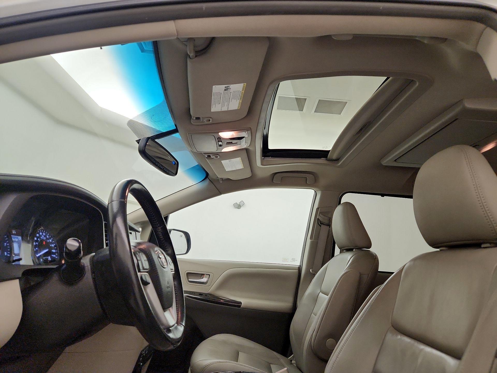 Thumbnail: 2017 Toyota Sienna - 19