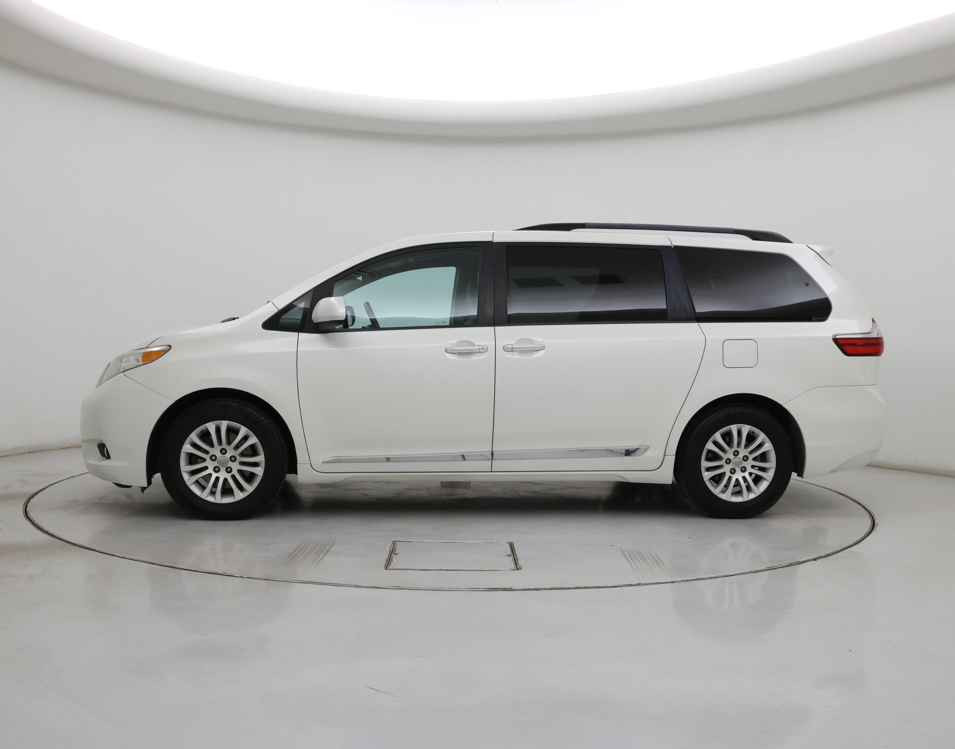 Thumbnail: 2017 Toyota Sienna - 3