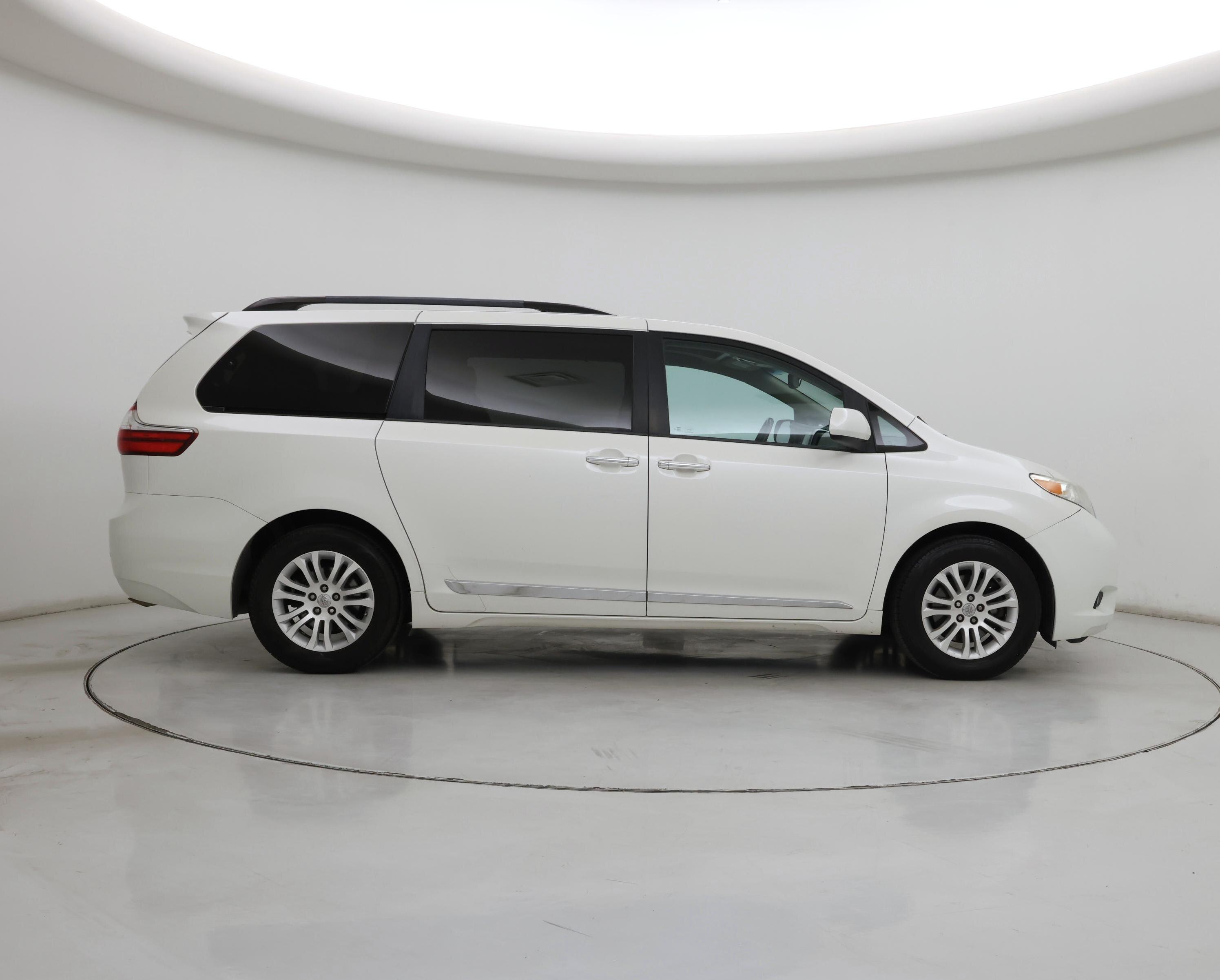 Thumbnail: 2017 Toyota Sienna - 7