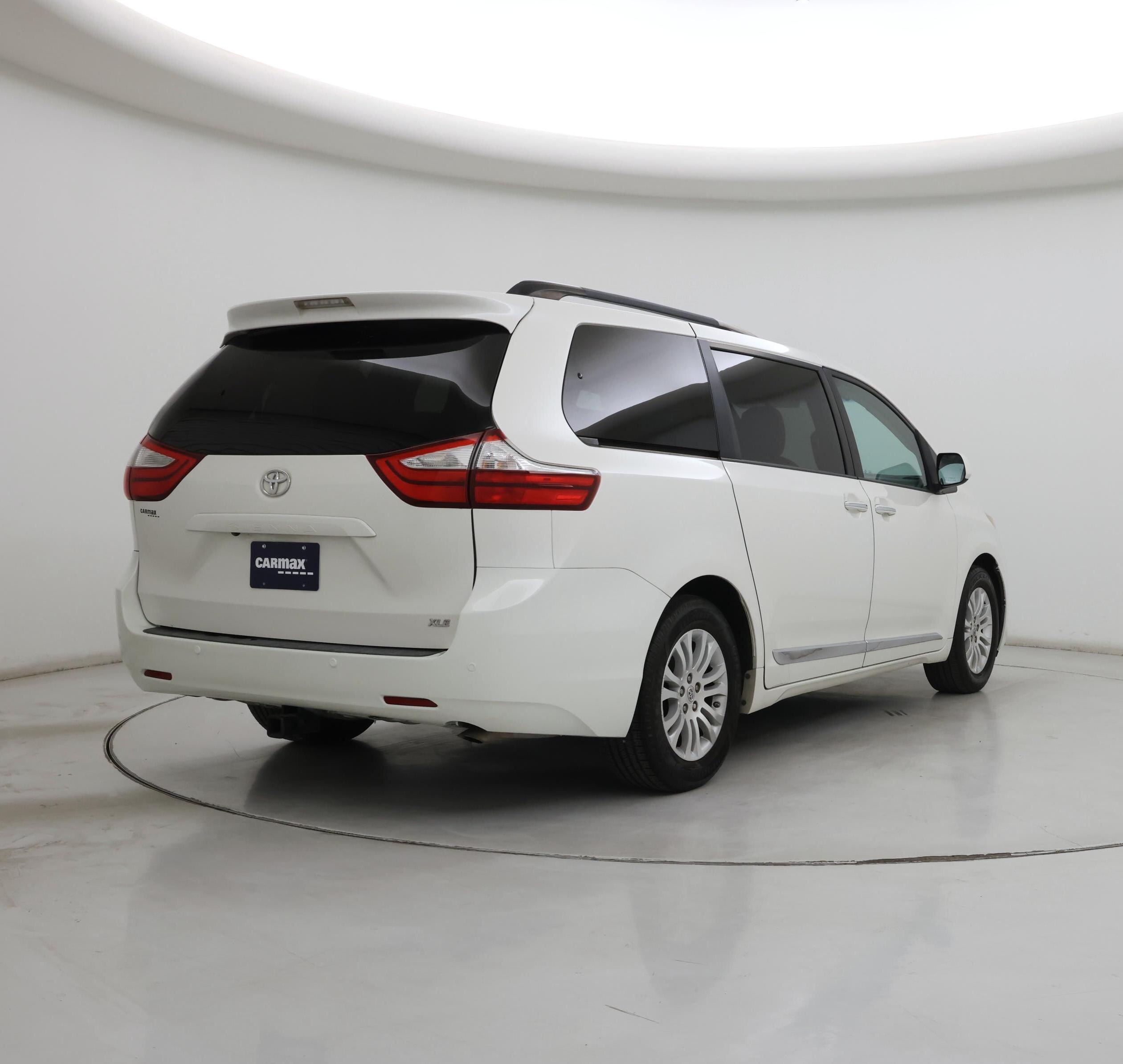Thumbnail: 2017 Toyota Sienna - 8