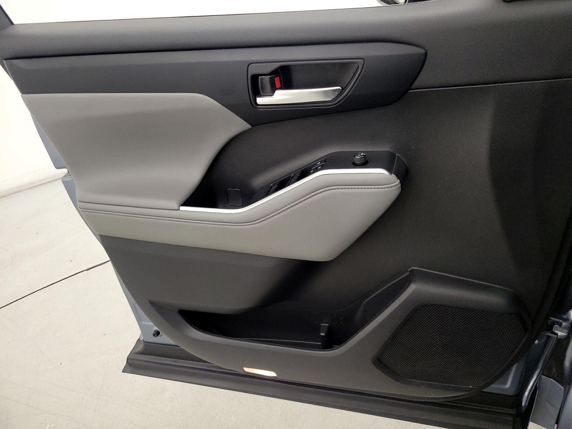 Thumbnail: 2022 Toyota Highlander - 12