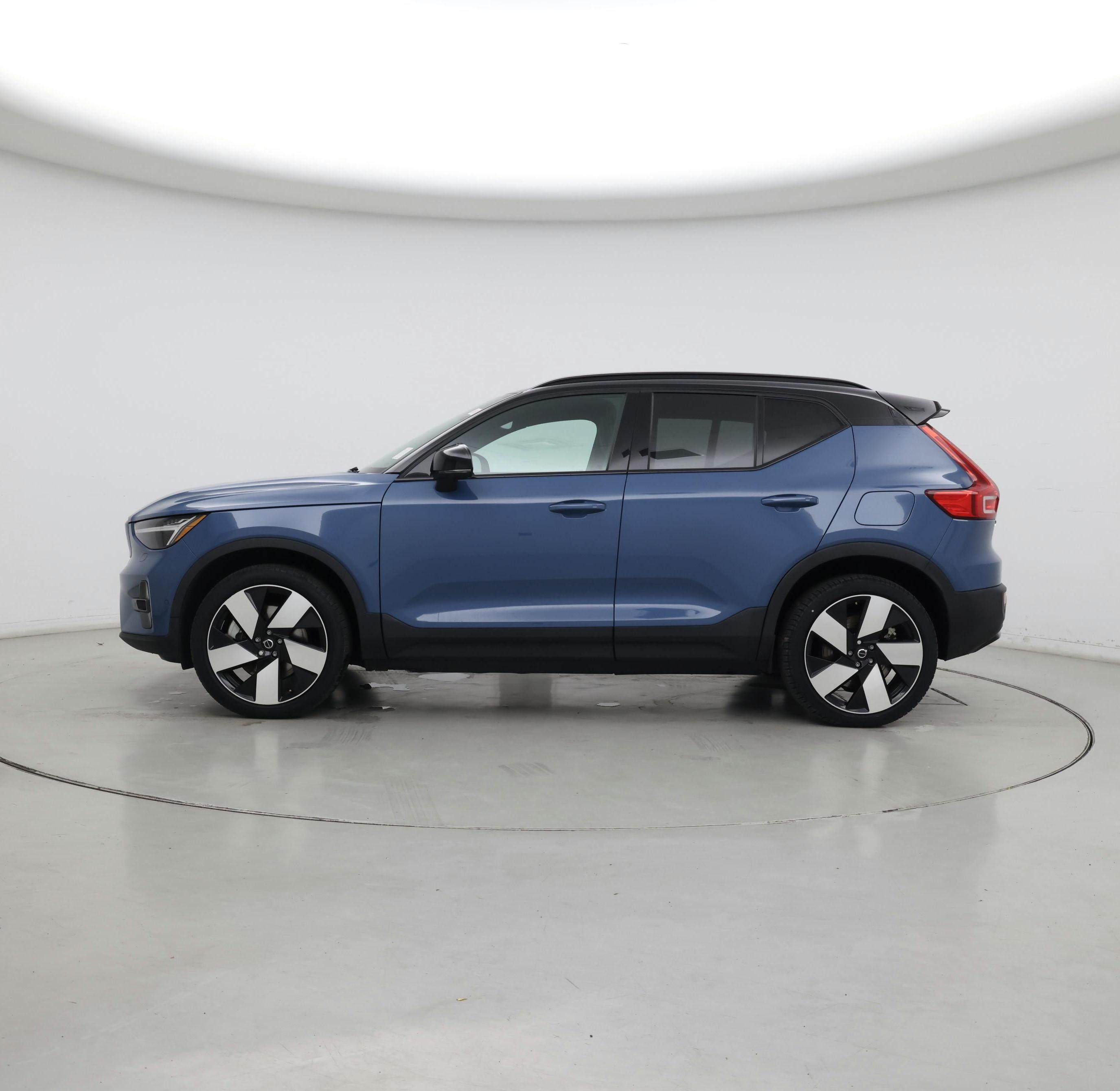 Thumbnail: 2023 Volvo XC40 - 3