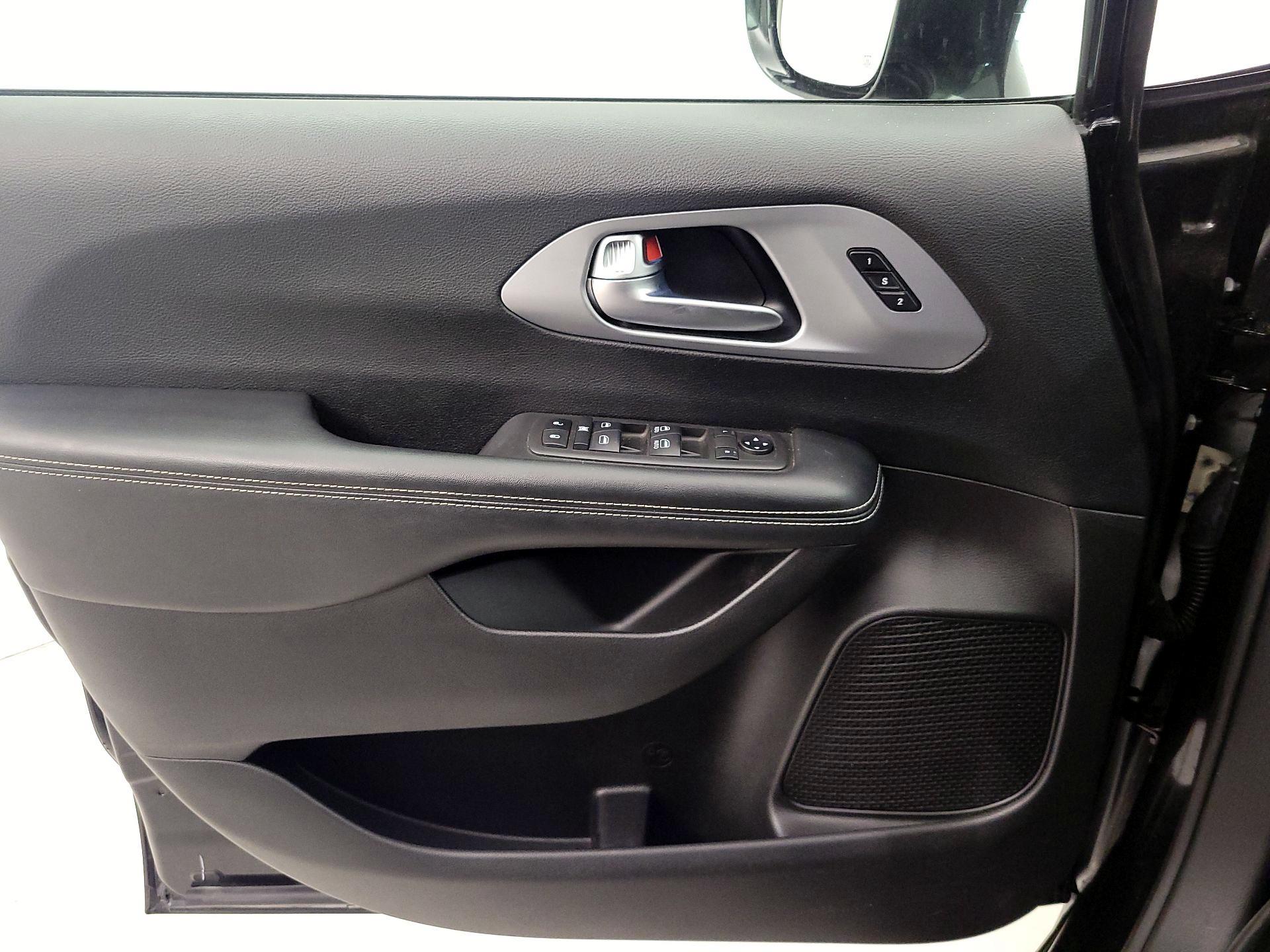 Thumbnail: 2021 Chrysler Pacifica - 12