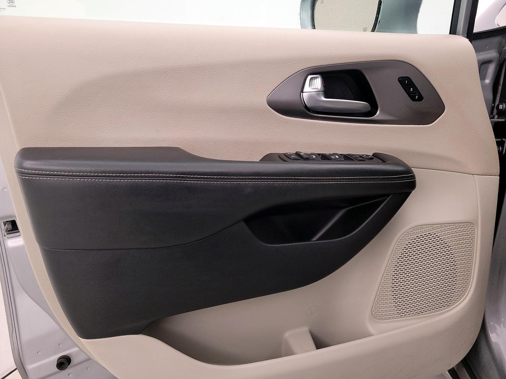 Thumbnail: 2021 Chrysler Pacifica - 12