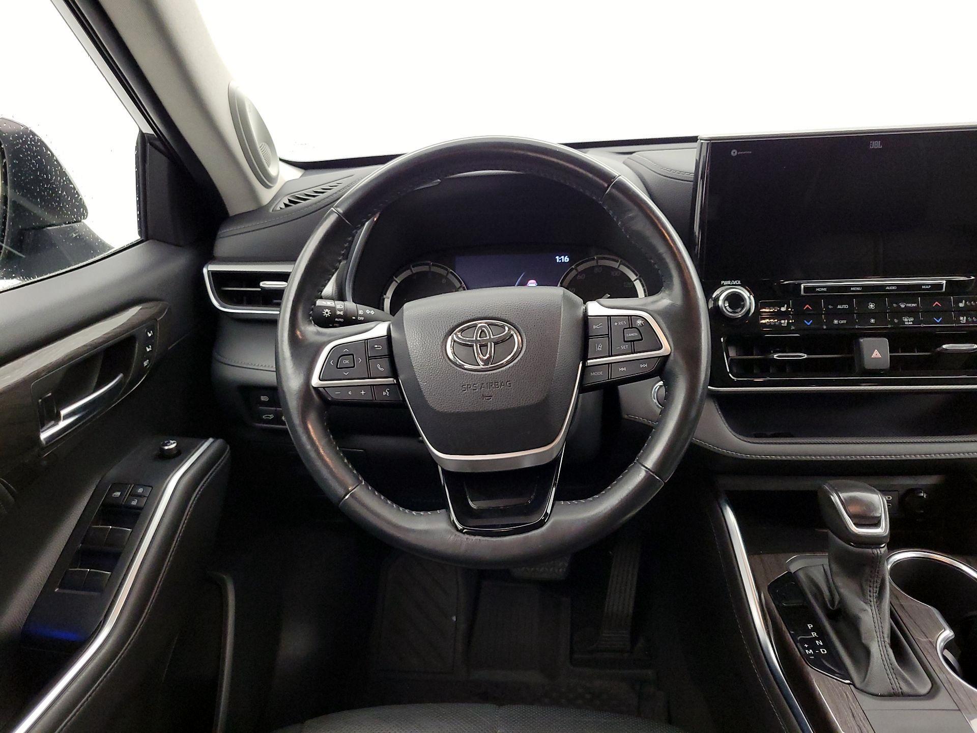 Thumbnail: 2022 Toyota Highlander - 10