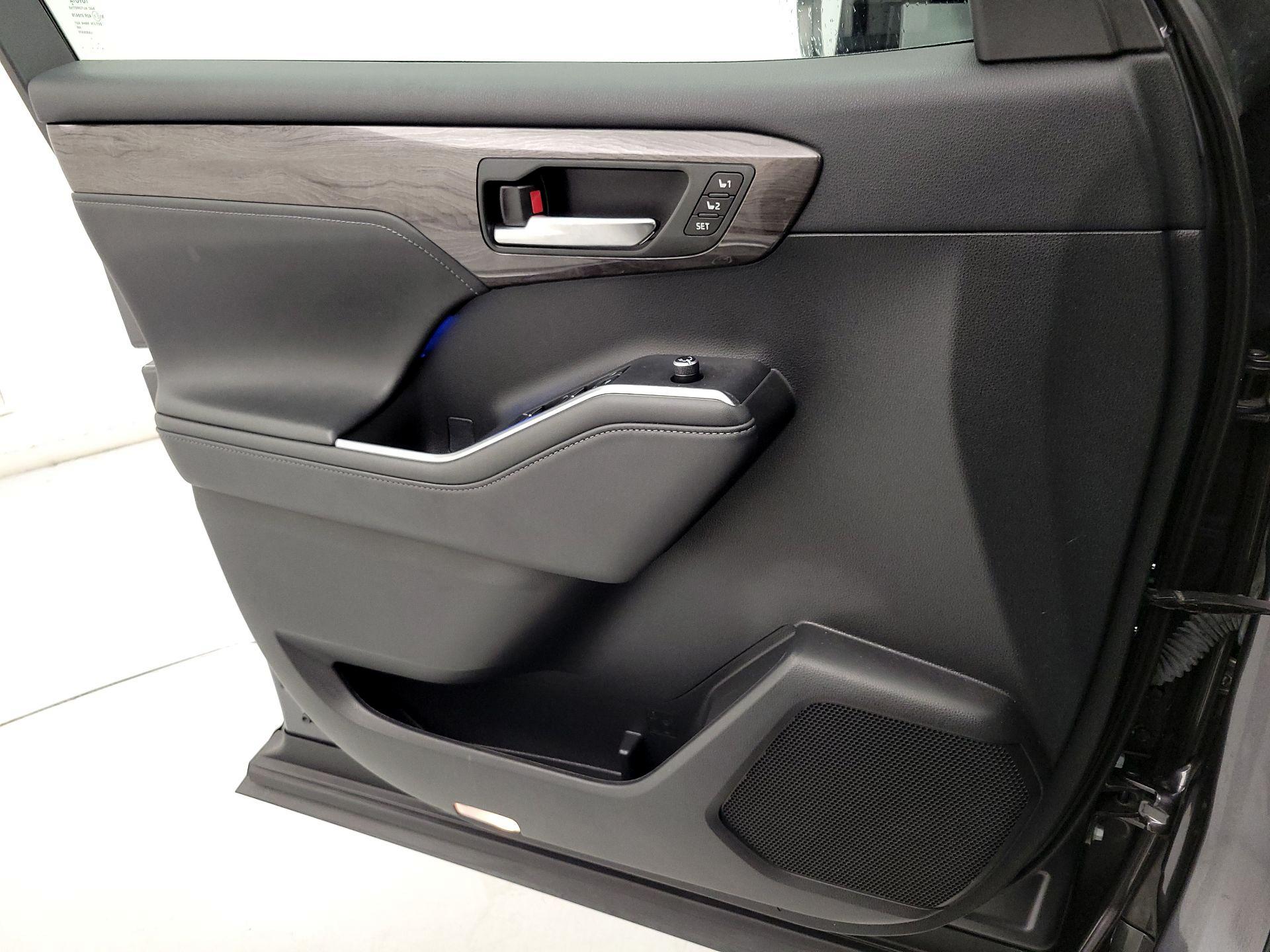 Thumbnail: 2022 Toyota Highlander - 12