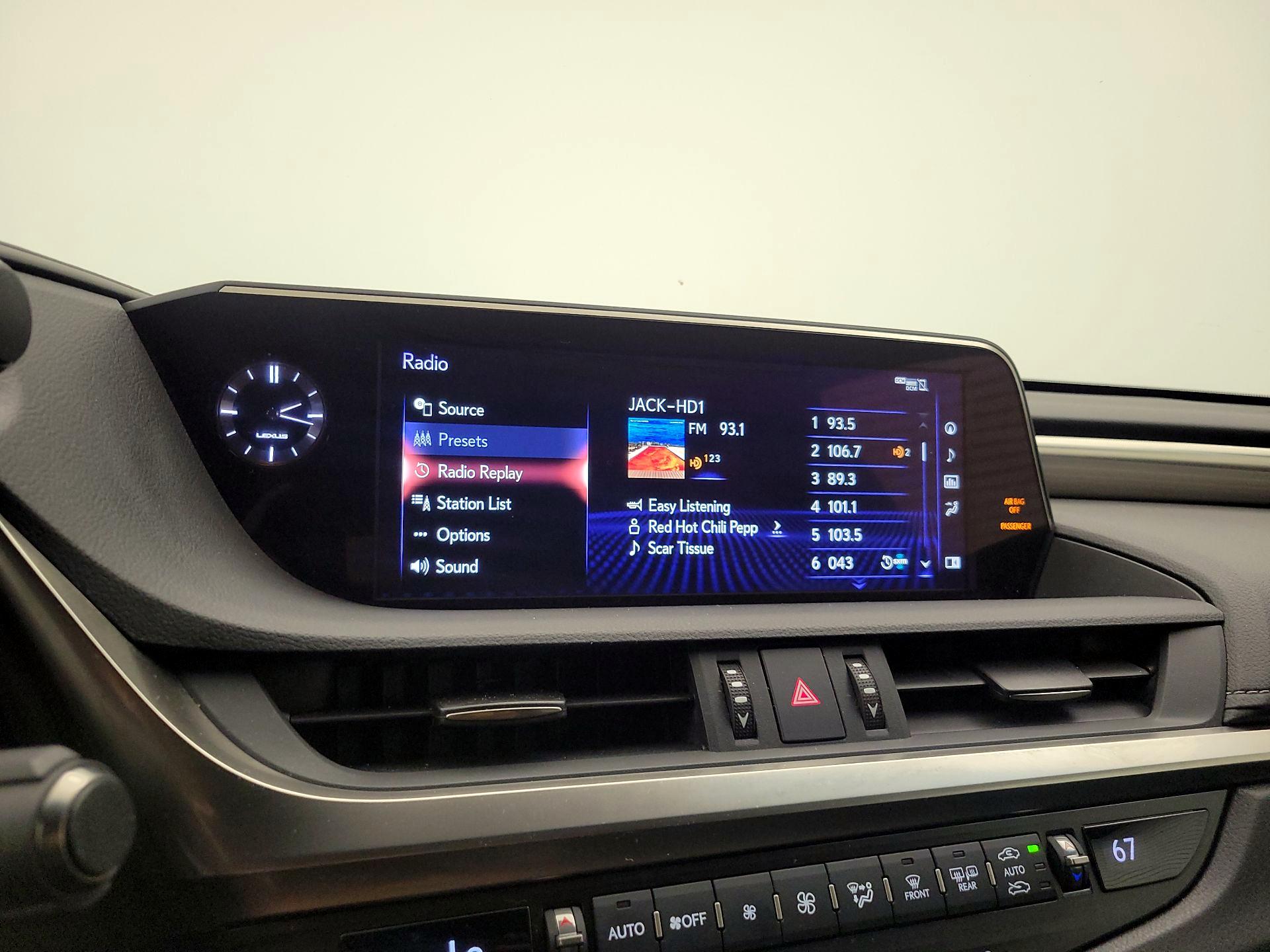 Thumbnail: 2020 Lexus ES - 16