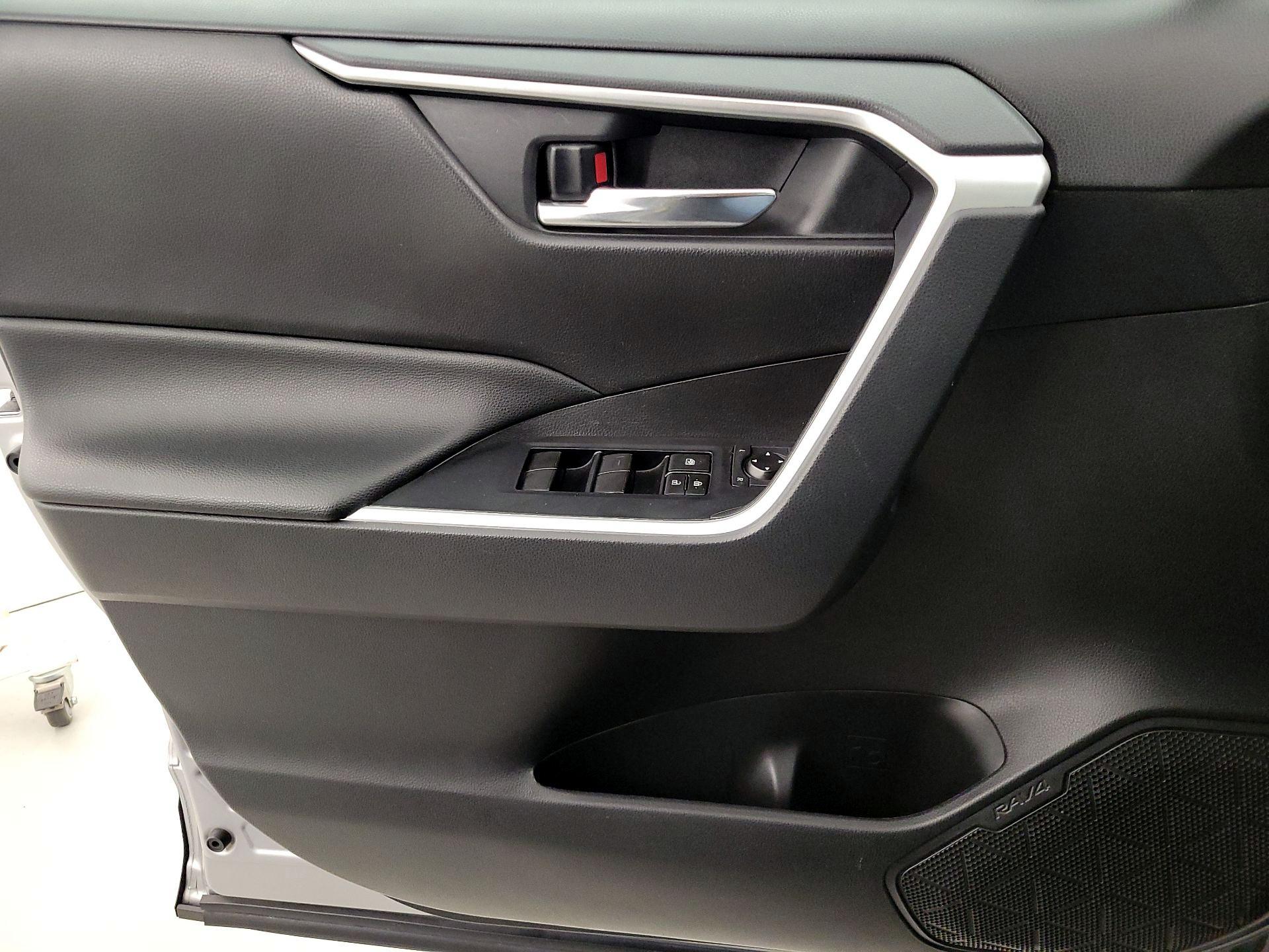 Thumbnail: 2020 Toyota RAV4 - 12