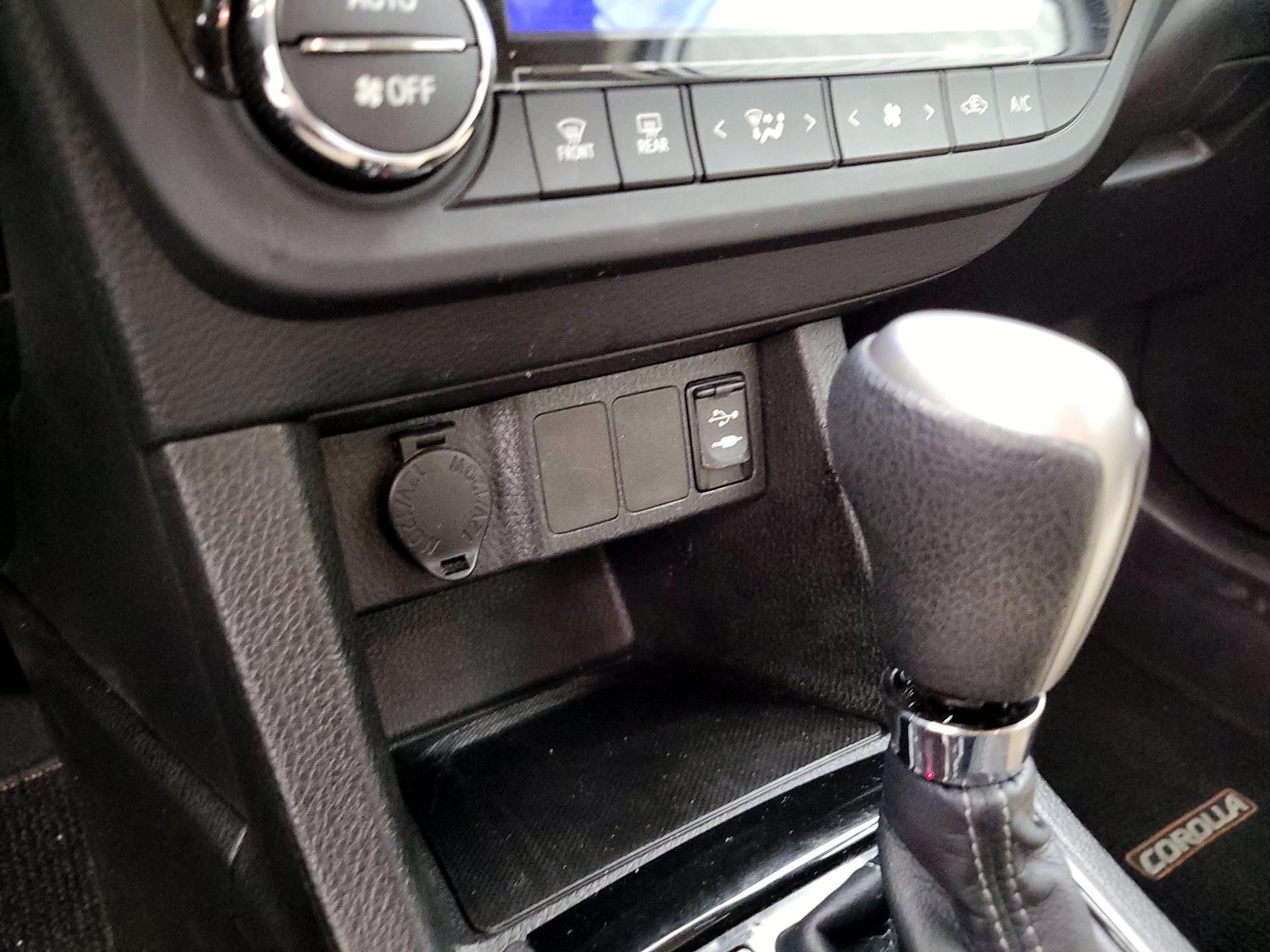 Thumbnail: 2015 Toyota Corolla - 18