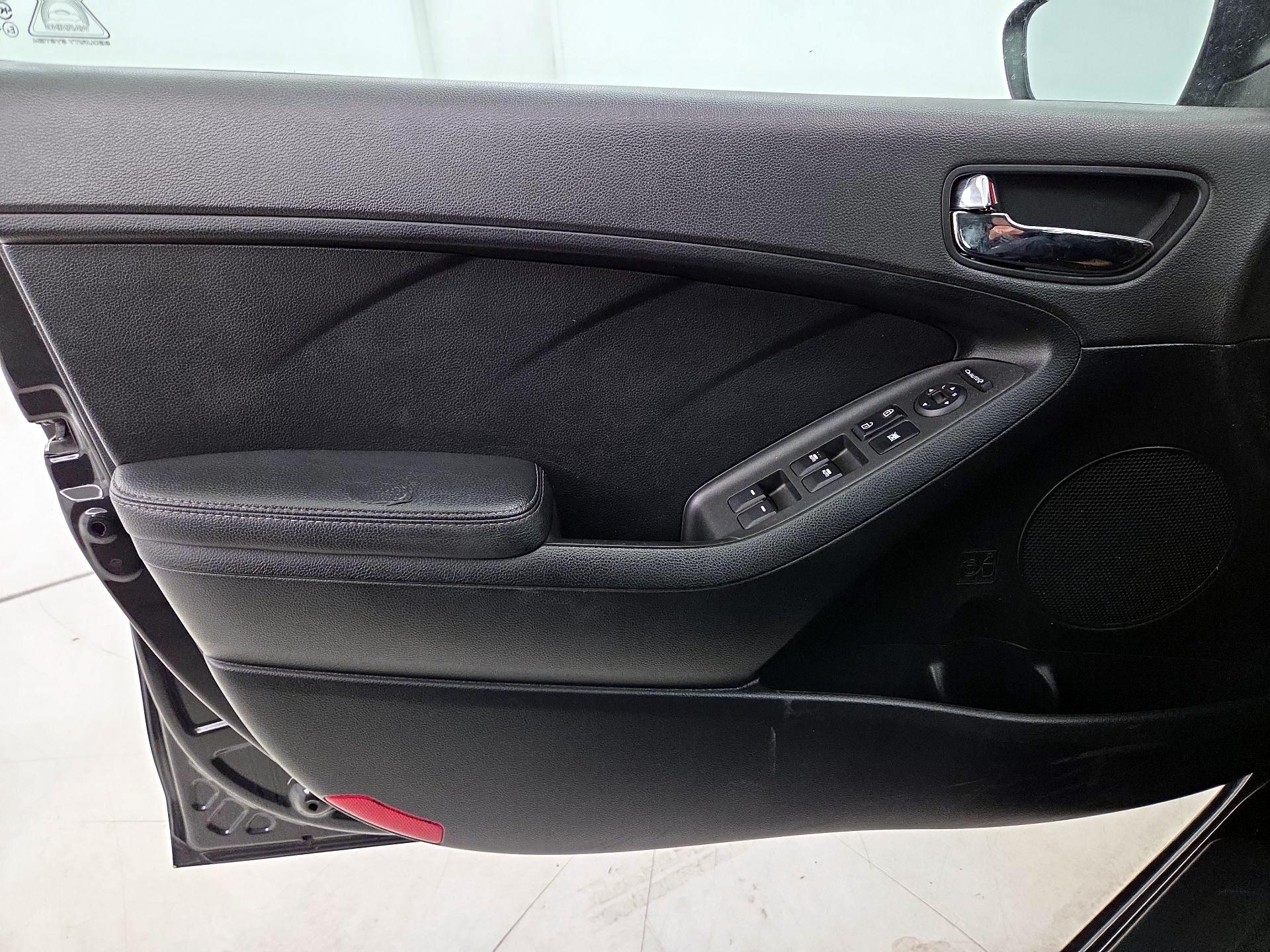 Thumbnail: 2016 Kia Forte - 12