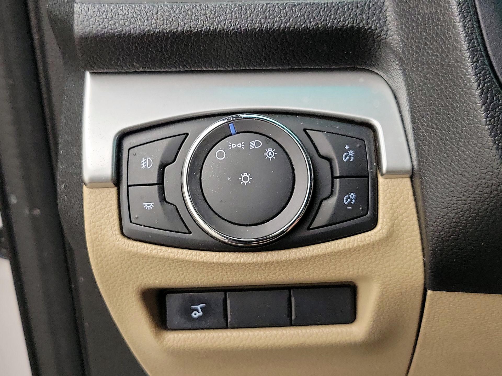 Thumbnail: 2016 Ford Explorer - 13