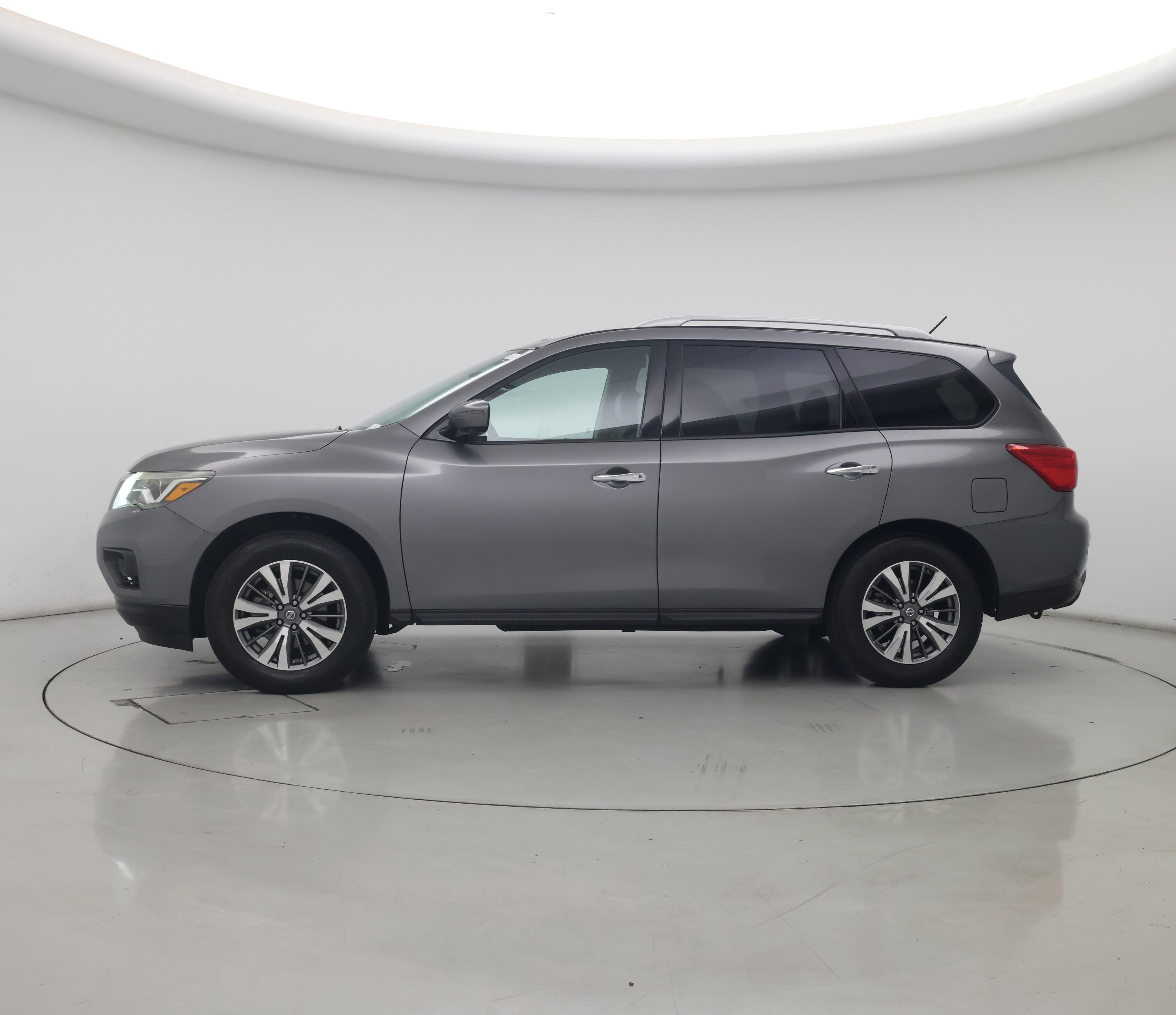 Thumbnail: 2017 Nissan Pathfinder - 3