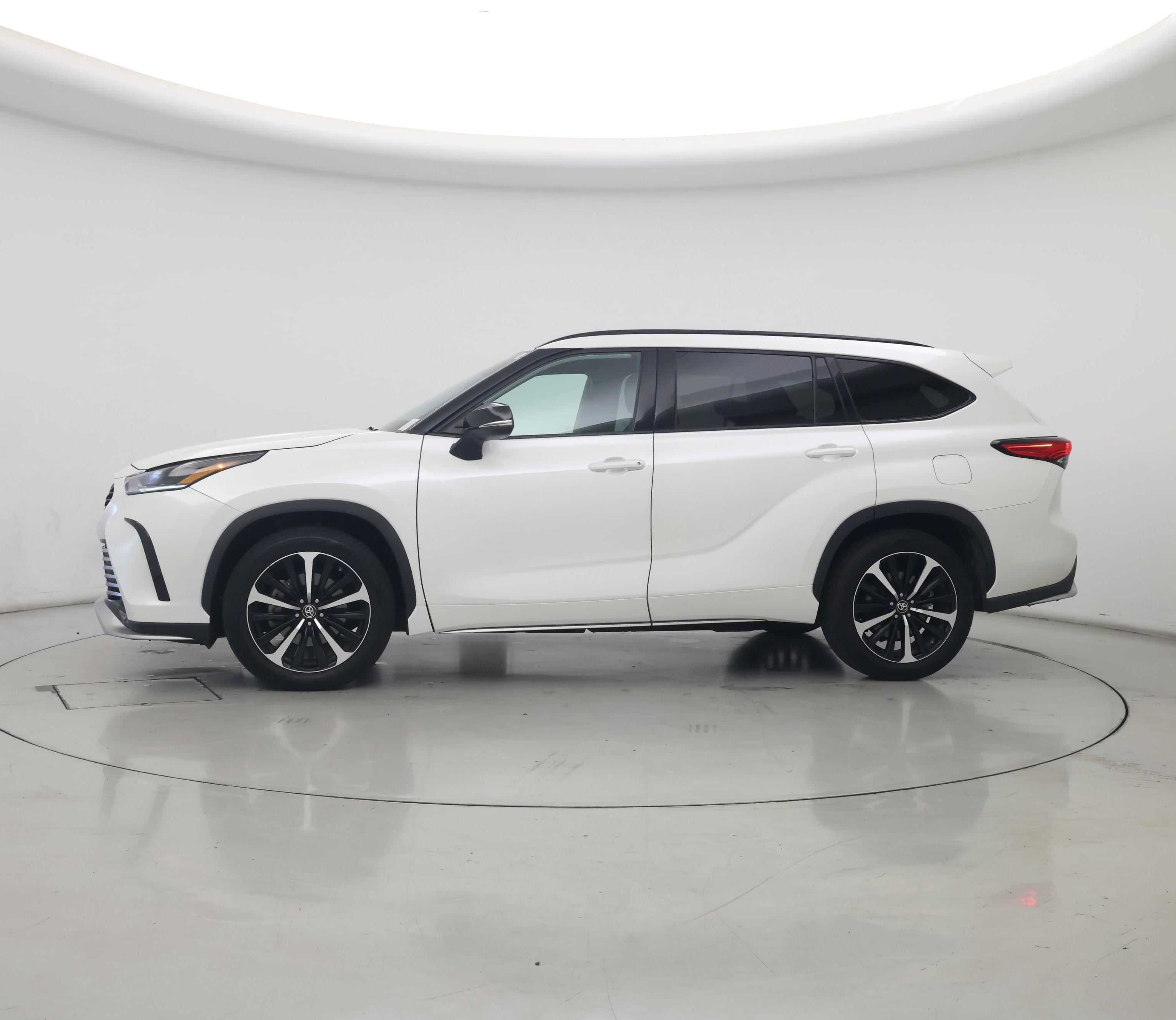 Thumbnail: 2021 Toyota Highlander - 3