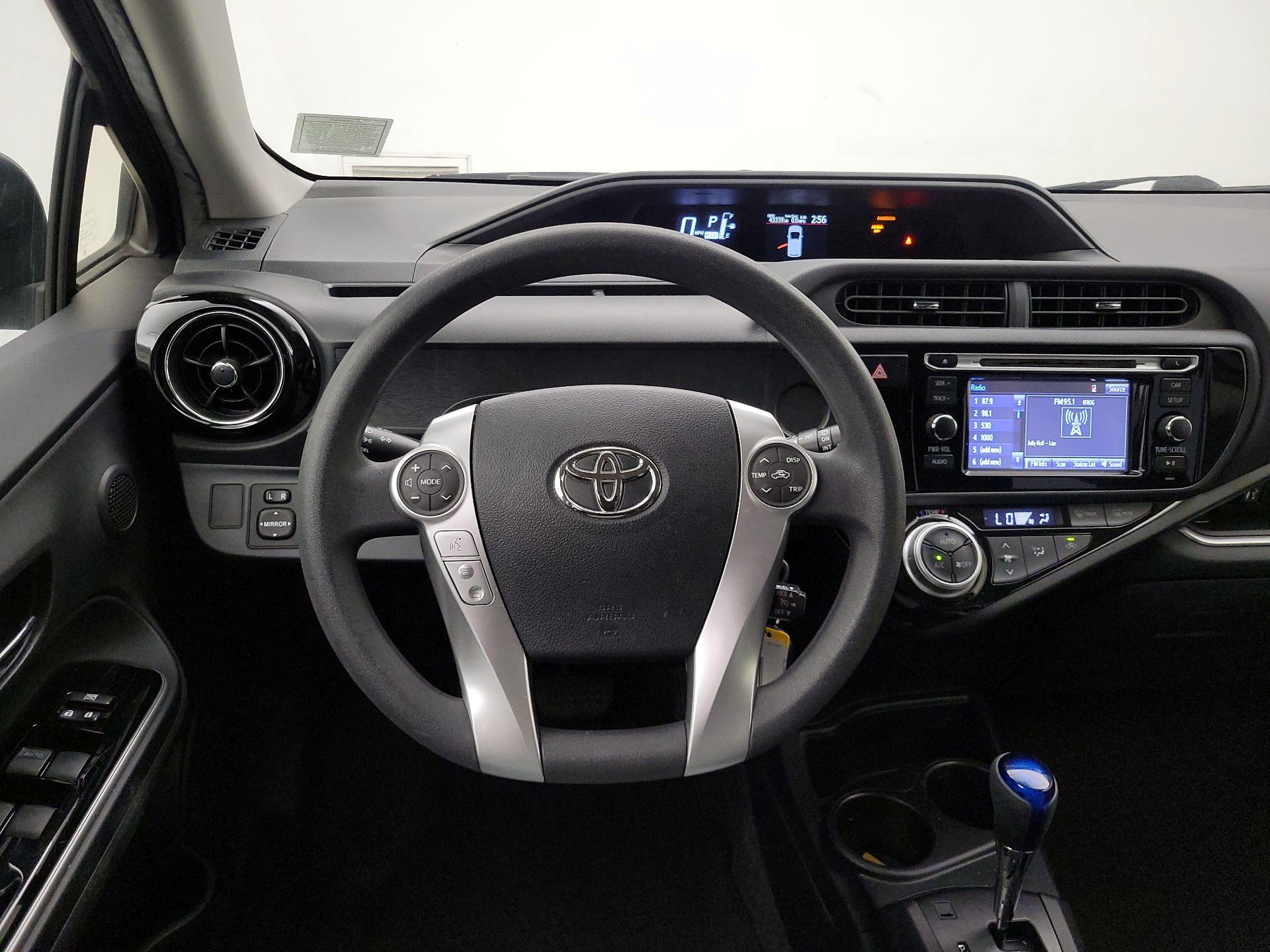 Thumbnail: 2016 Toyota Prius c - 10