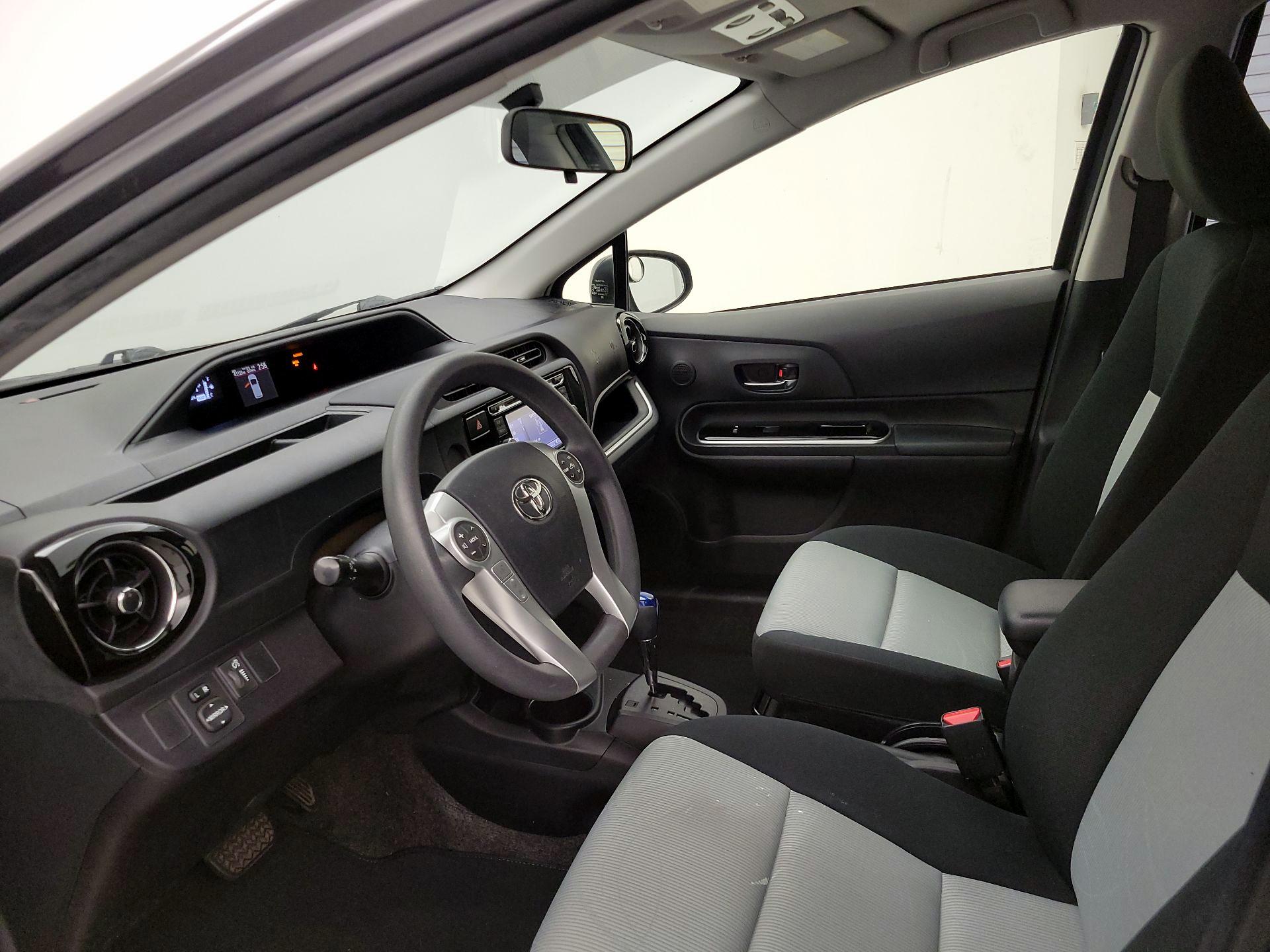 Thumbnail: 2016 Toyota Prius c - 11