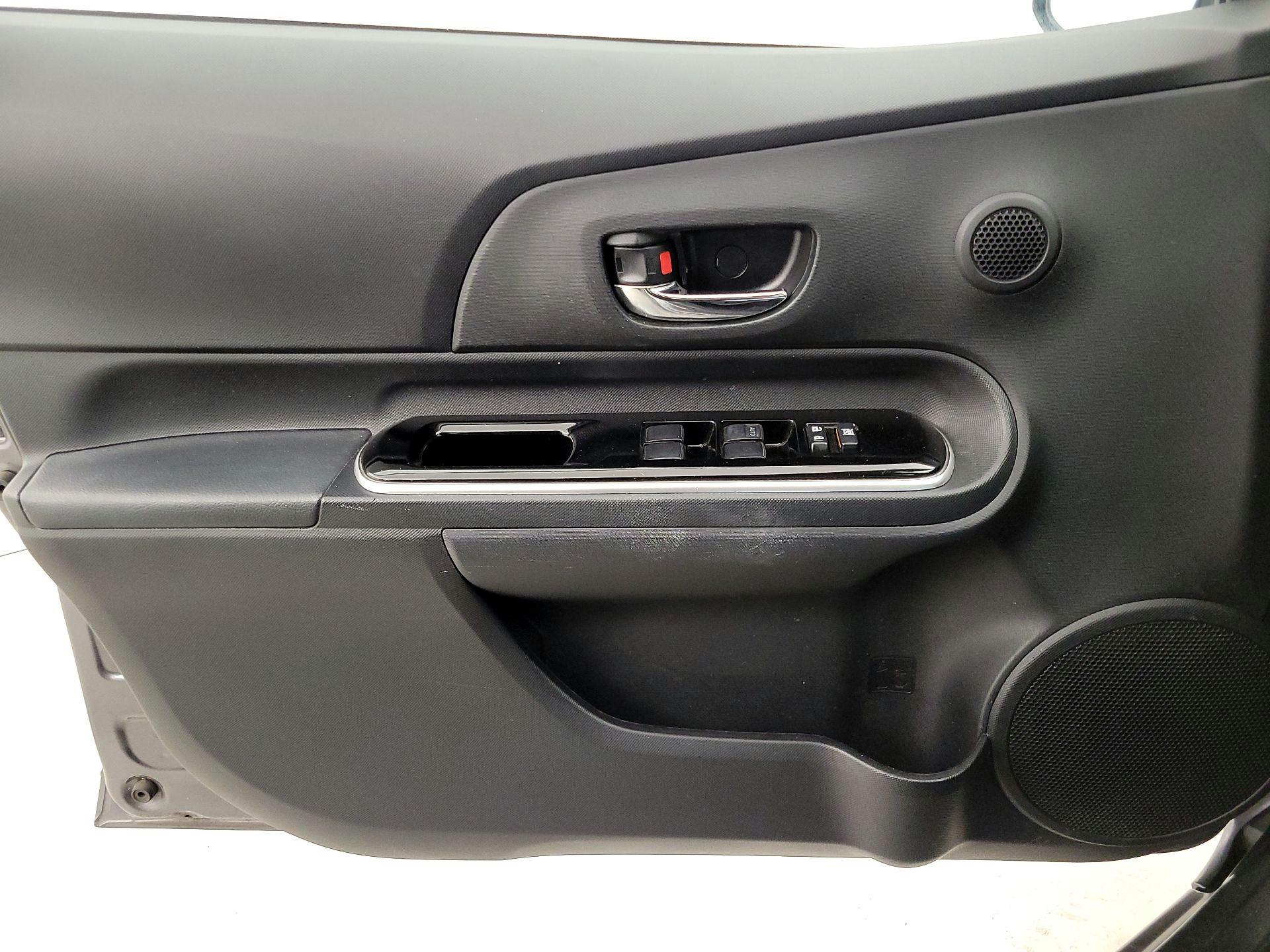Thumbnail: 2016 Toyota Prius c - 12