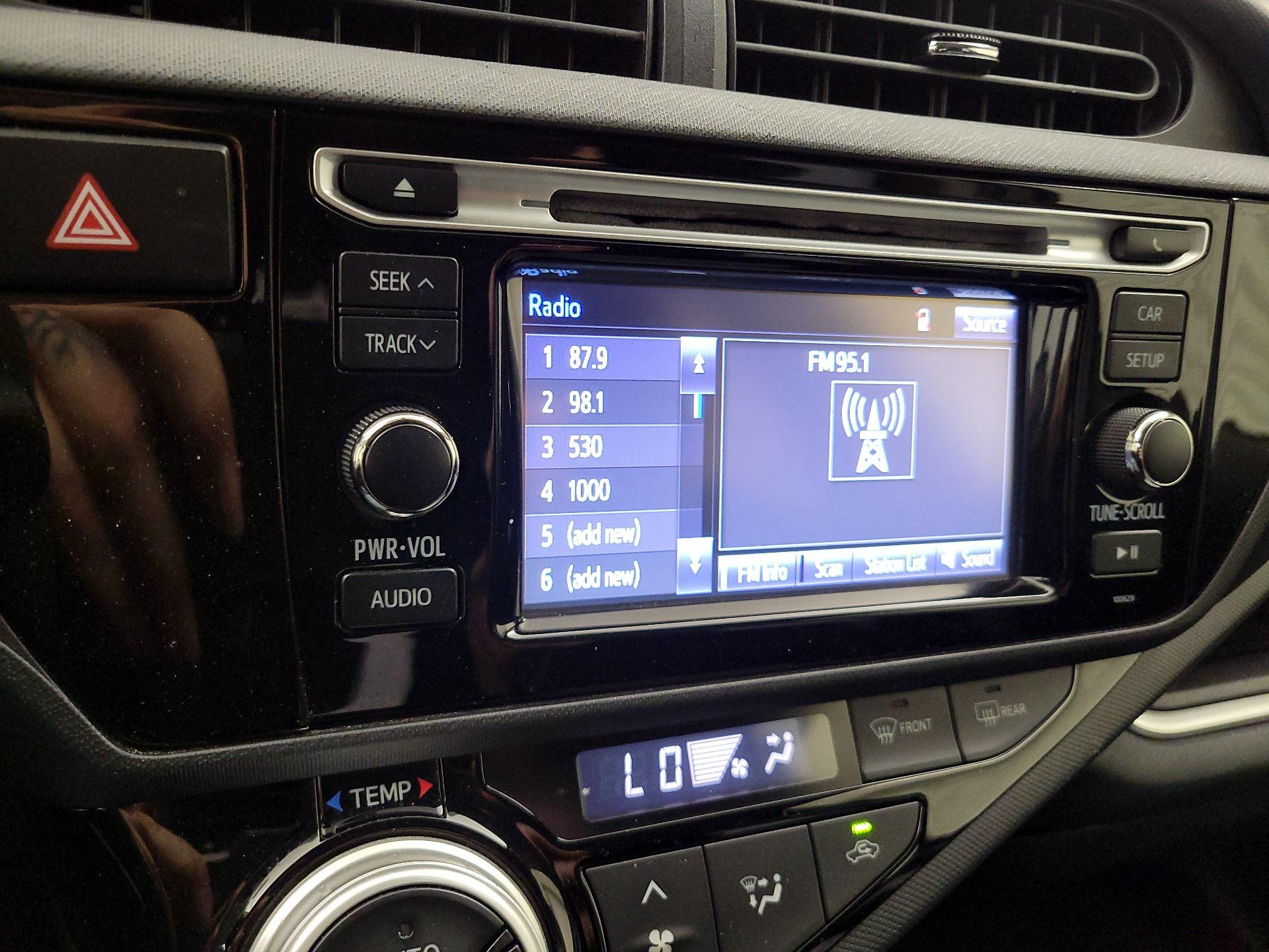 Thumbnail: 2016 Toyota Prius c - 14