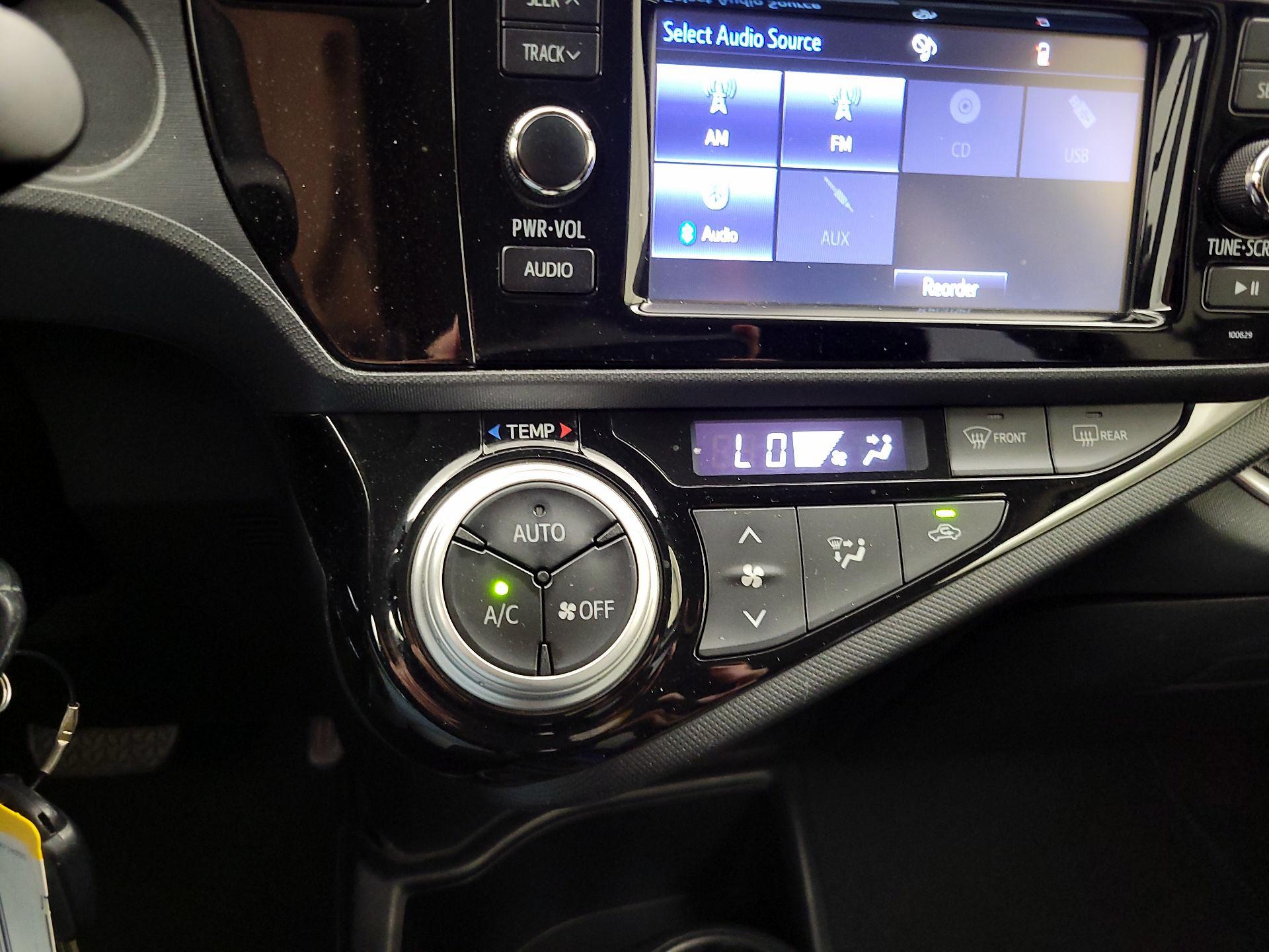 Thumbnail: 2016 Toyota Prius c - 15