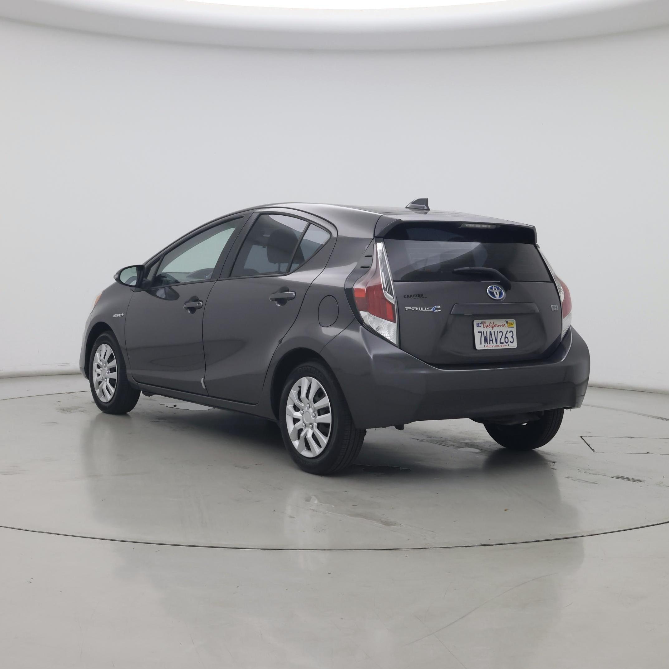 Thumbnail: 2016 Toyota Prius c - 2