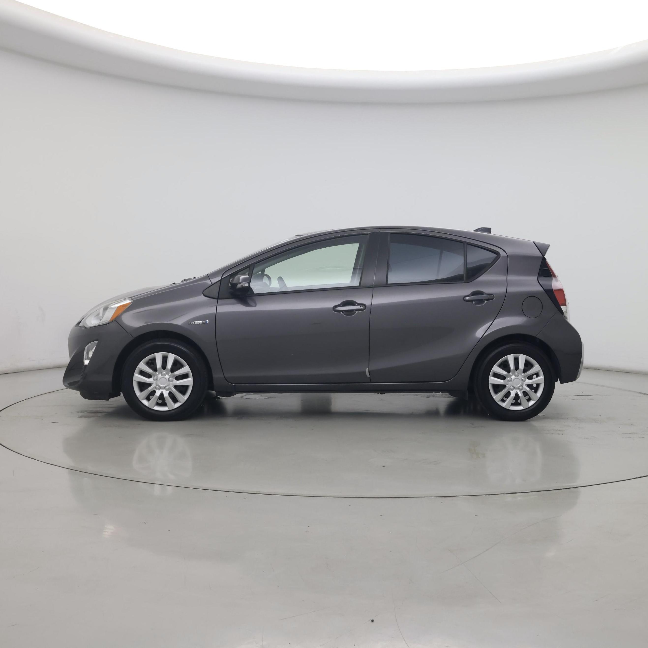 Thumbnail: 2016 Toyota Prius c - 3
