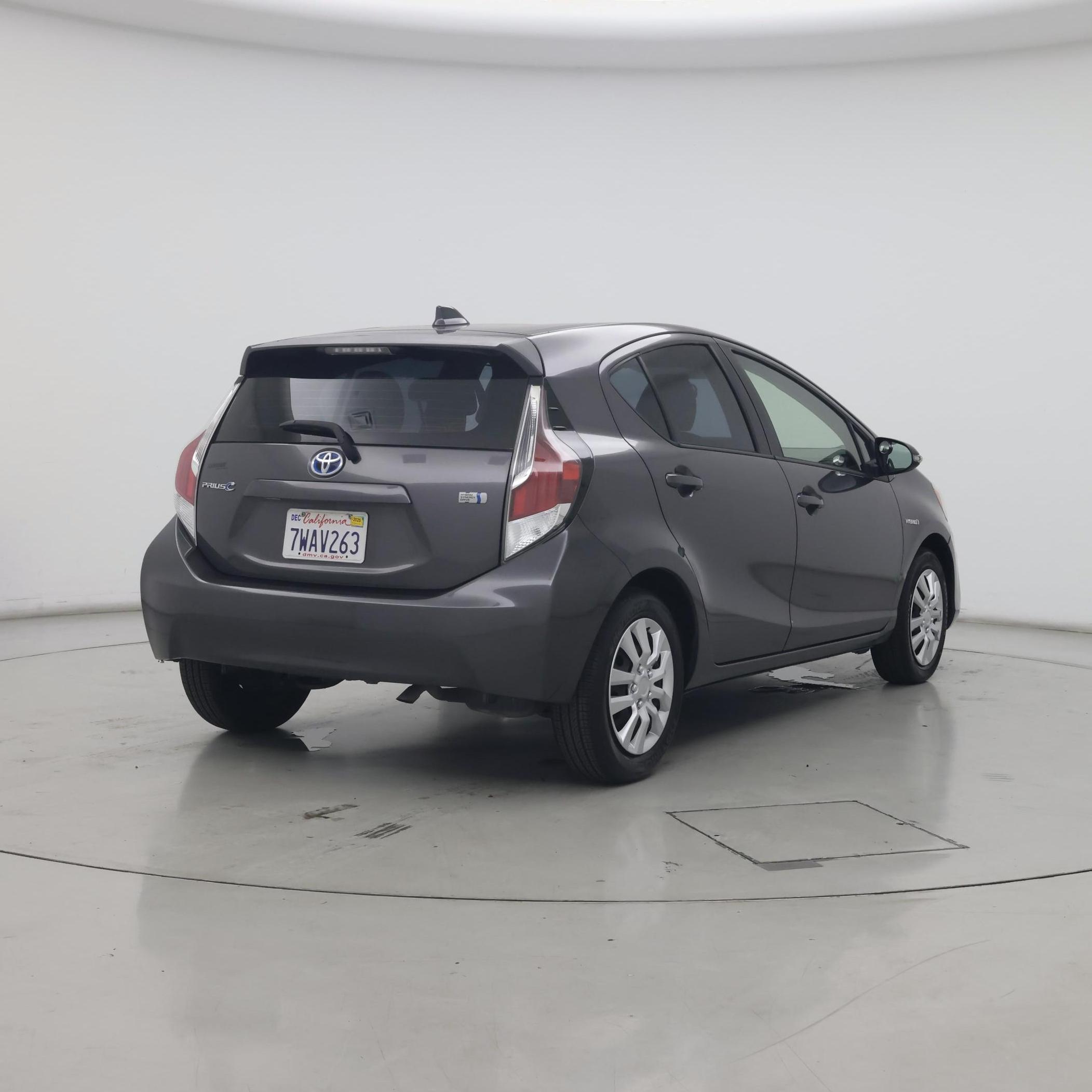 Thumbnail: 2016 Toyota Prius c - 8