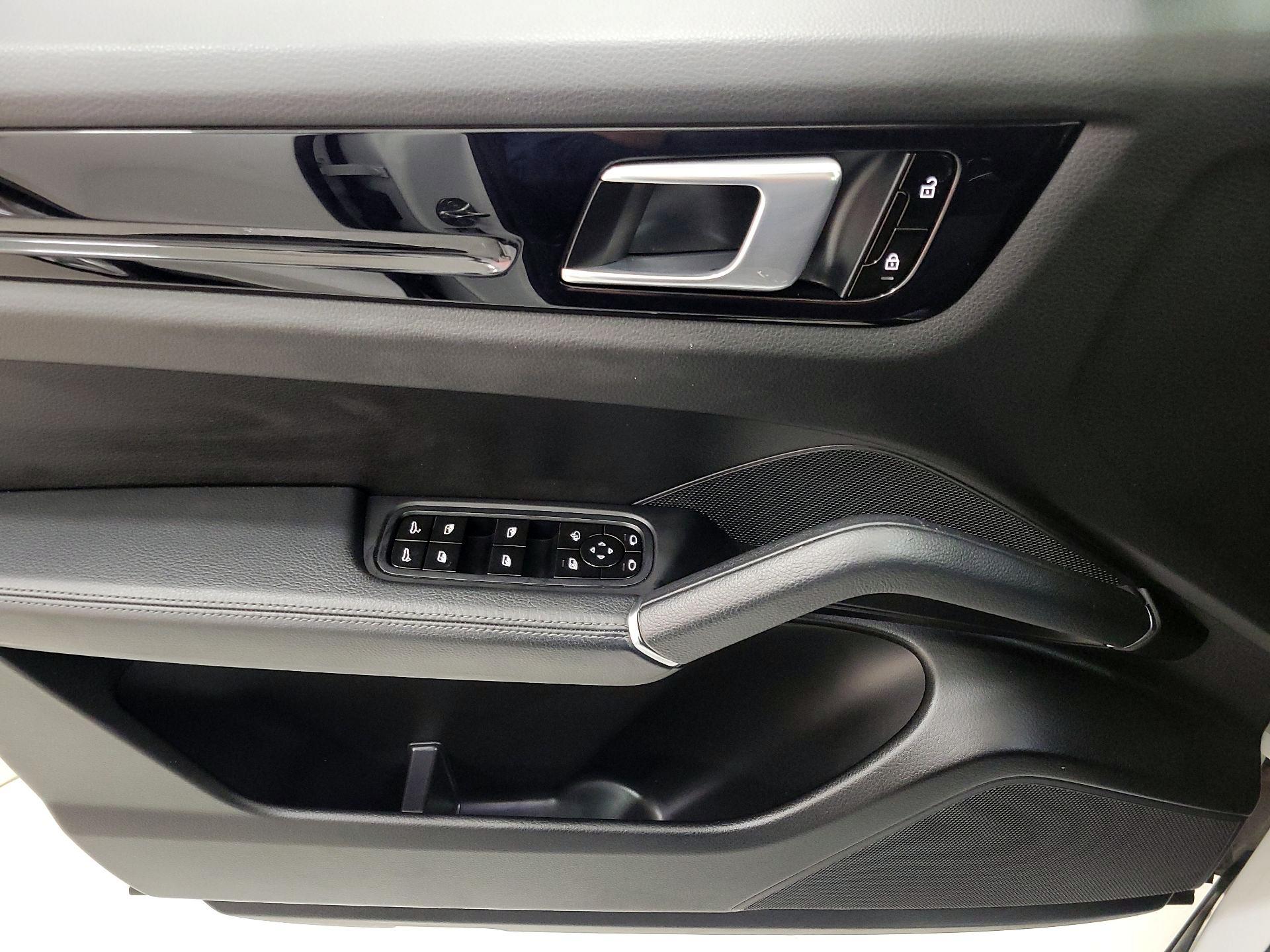 Thumbnail: 2021 Porsche Cayenne - 12