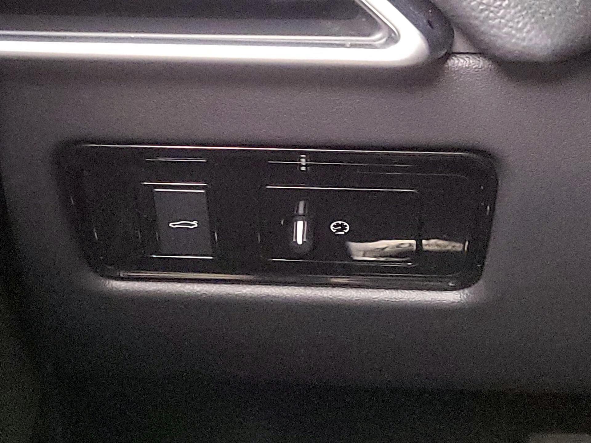 Thumbnail: 2018 Jaguar XE - 13