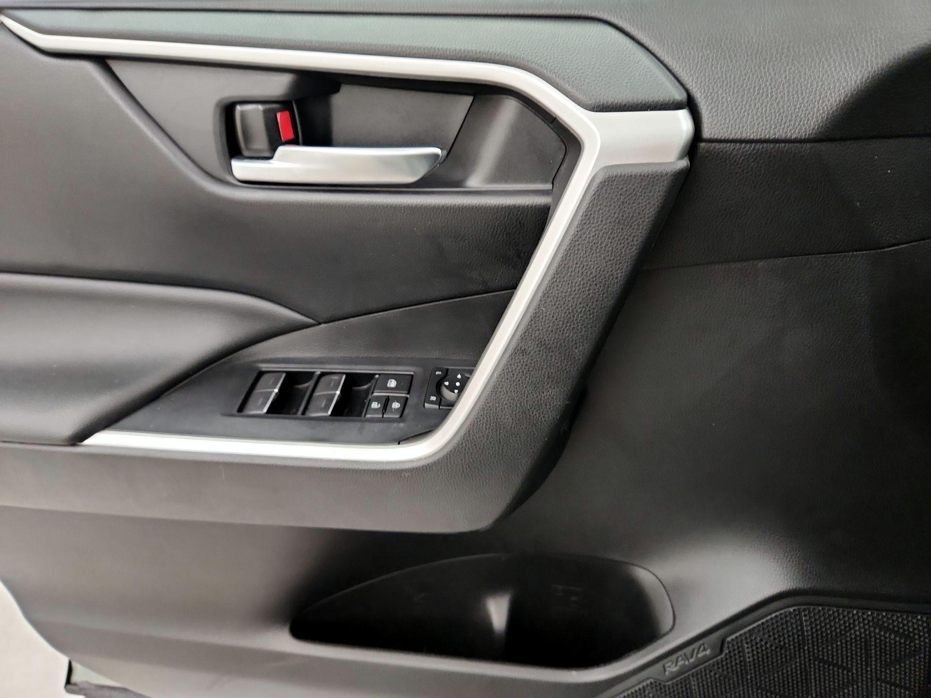 Thumbnail: 2022 Toyota RAV4 - 12