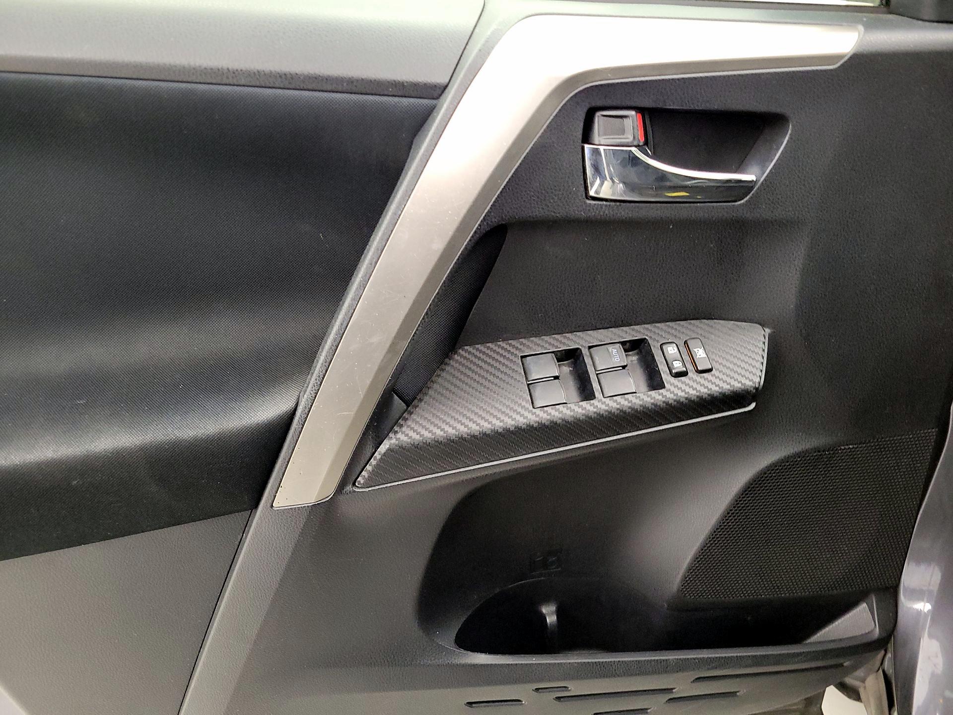 Thumbnail: 2015 Toyota RAV4 - 12