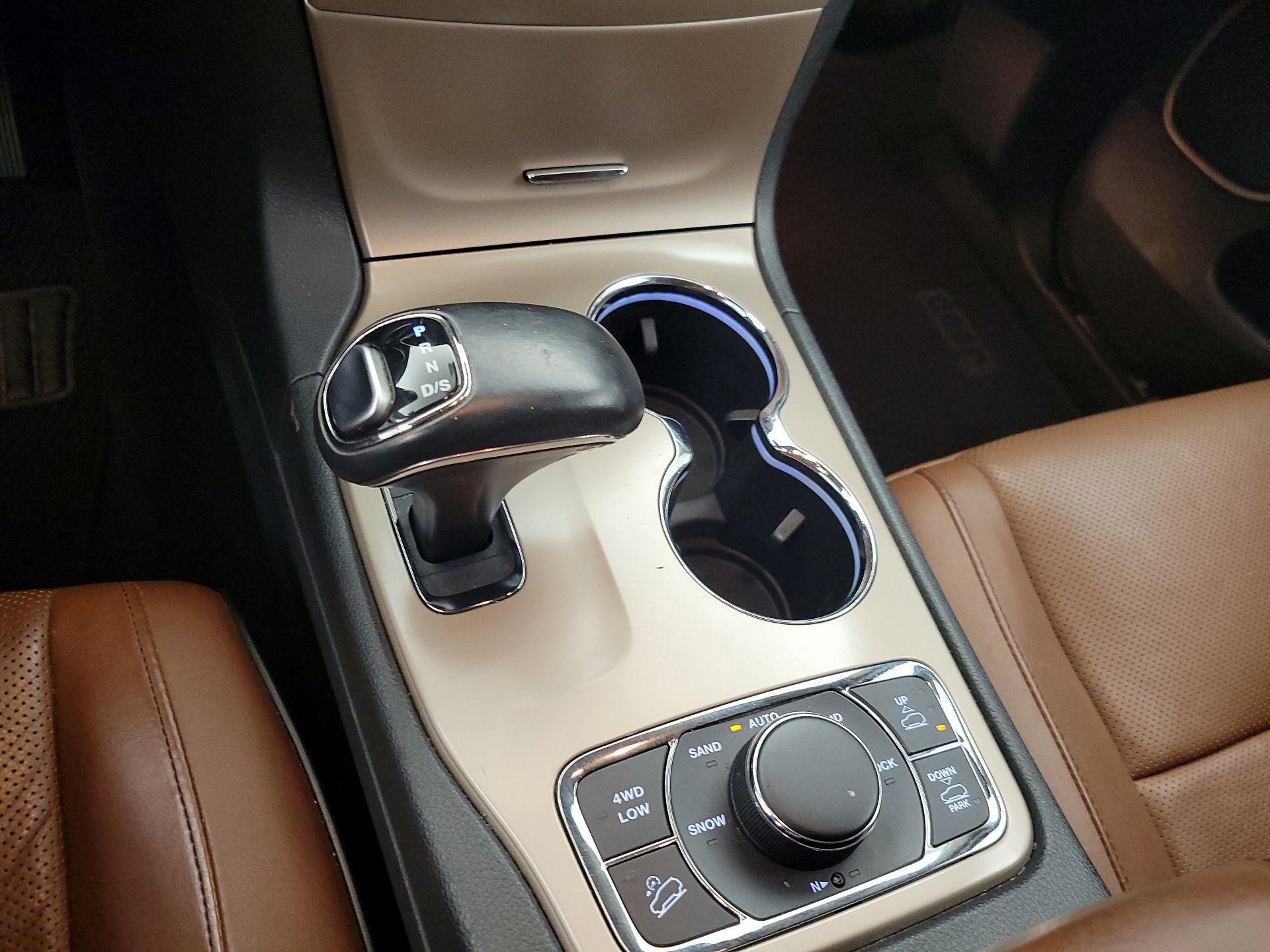 Thumbnail: 2015 Jeep Grand Cherokee - 17