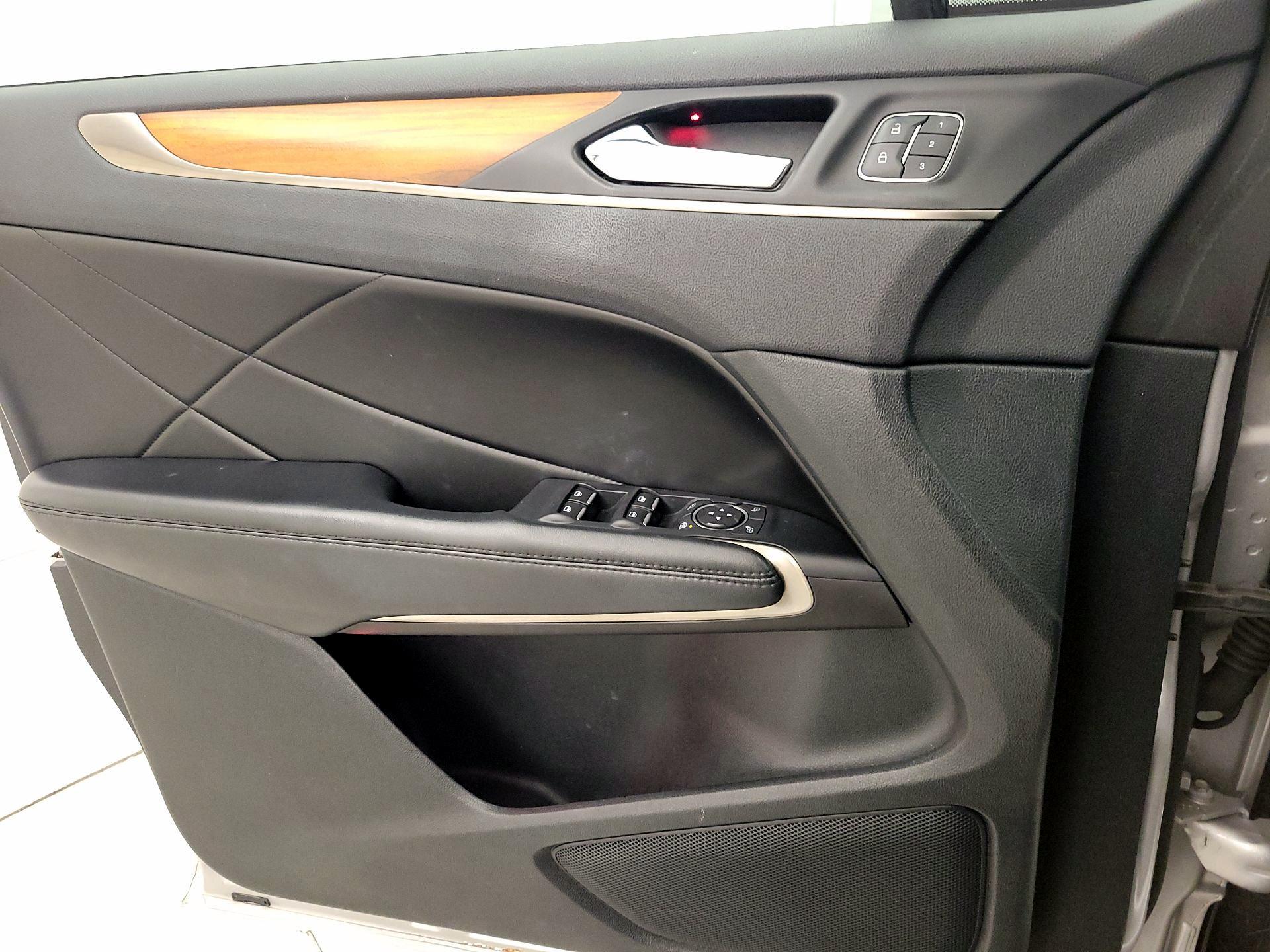 Thumbnail: 2017 Lincoln MKC - 12