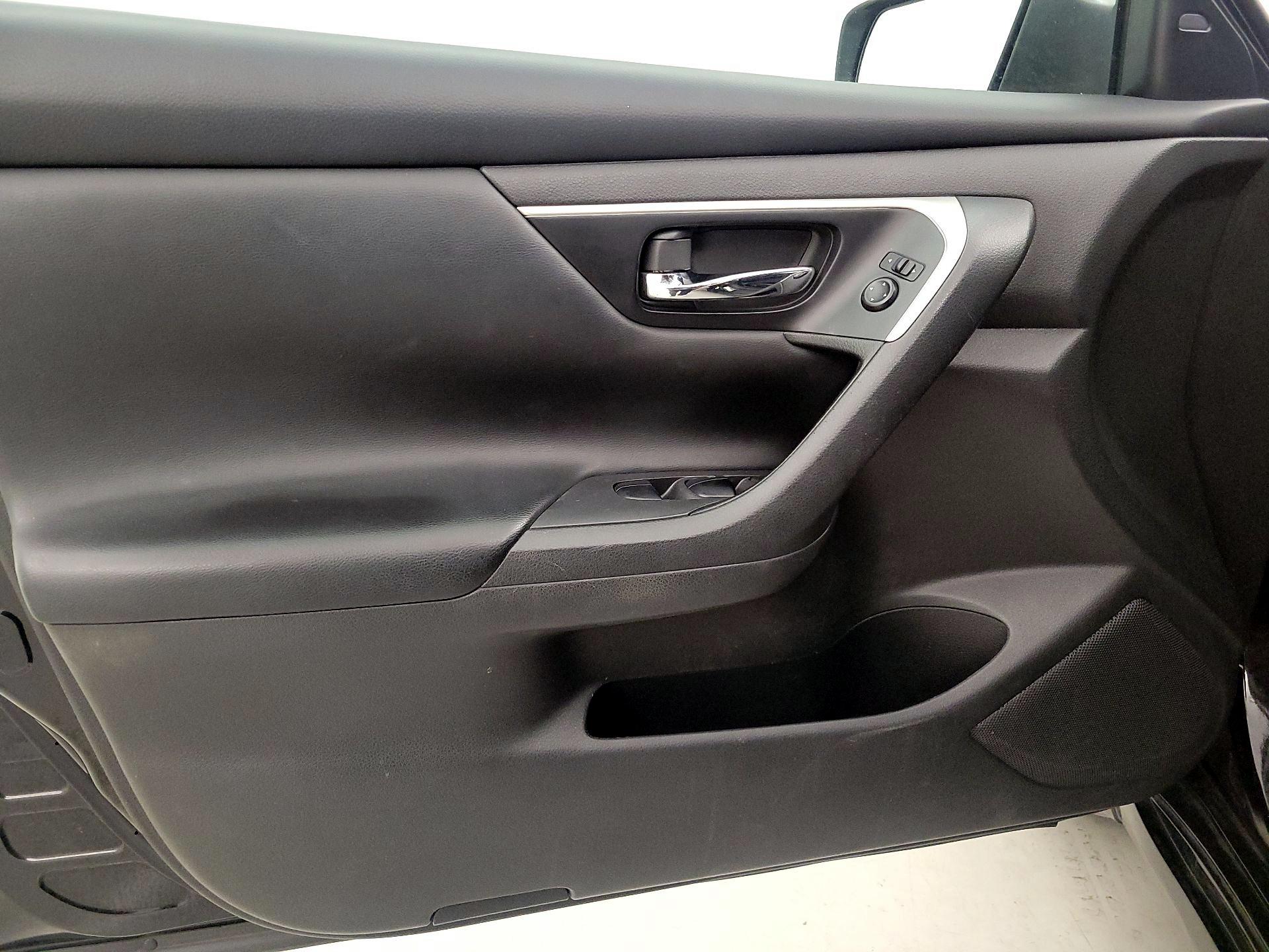 Thumbnail: 2017 Nissan Altima - 12