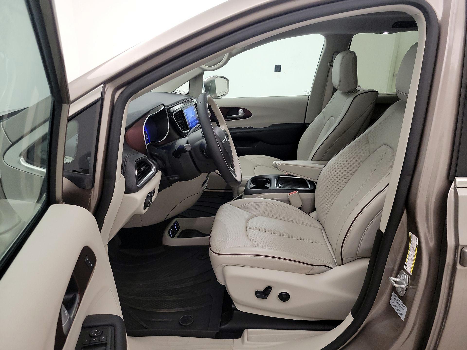 Thumbnail: 2017 Chrysler Pacifica - 11