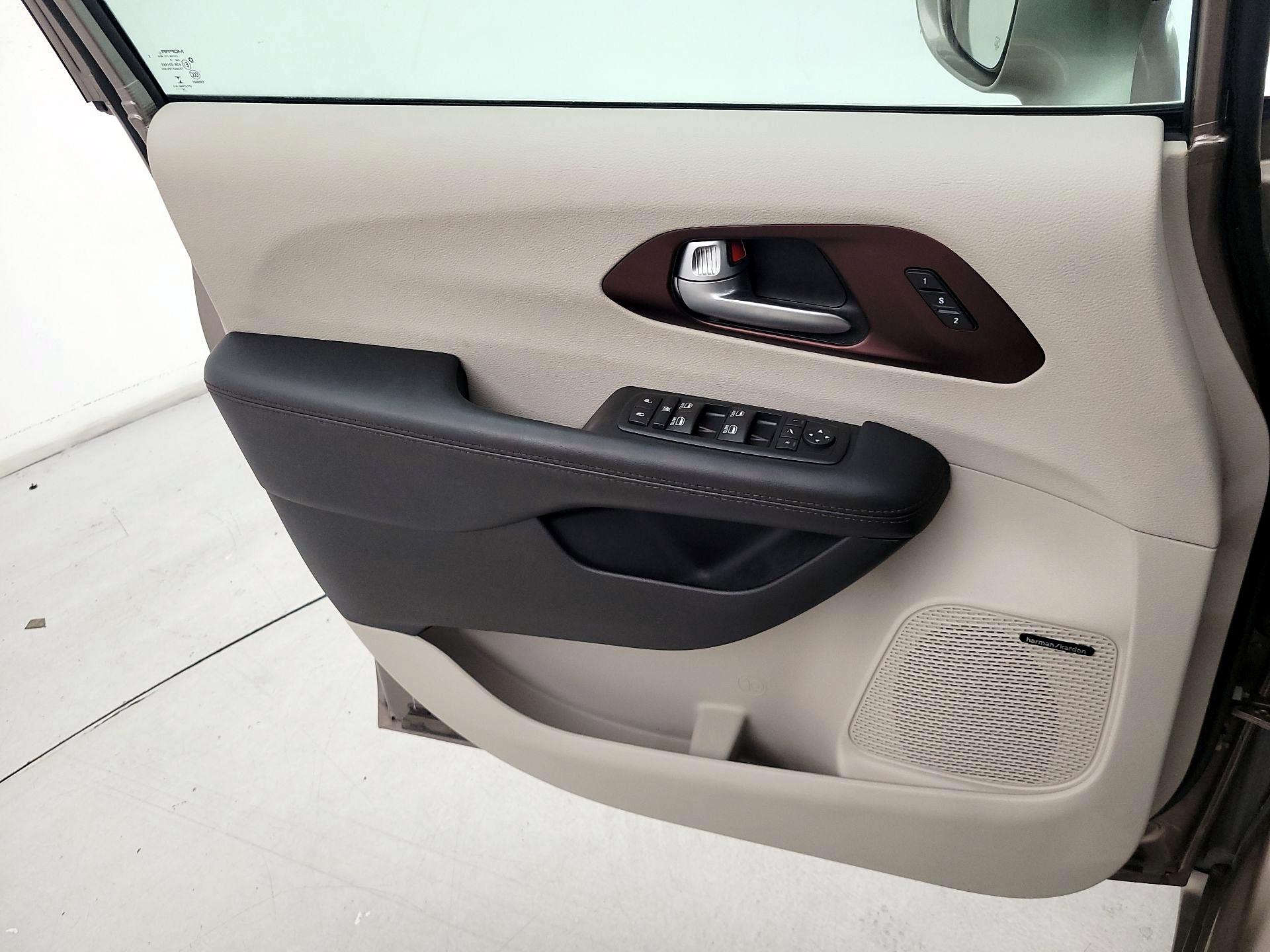 Thumbnail: 2017 Chrysler Pacifica - 12