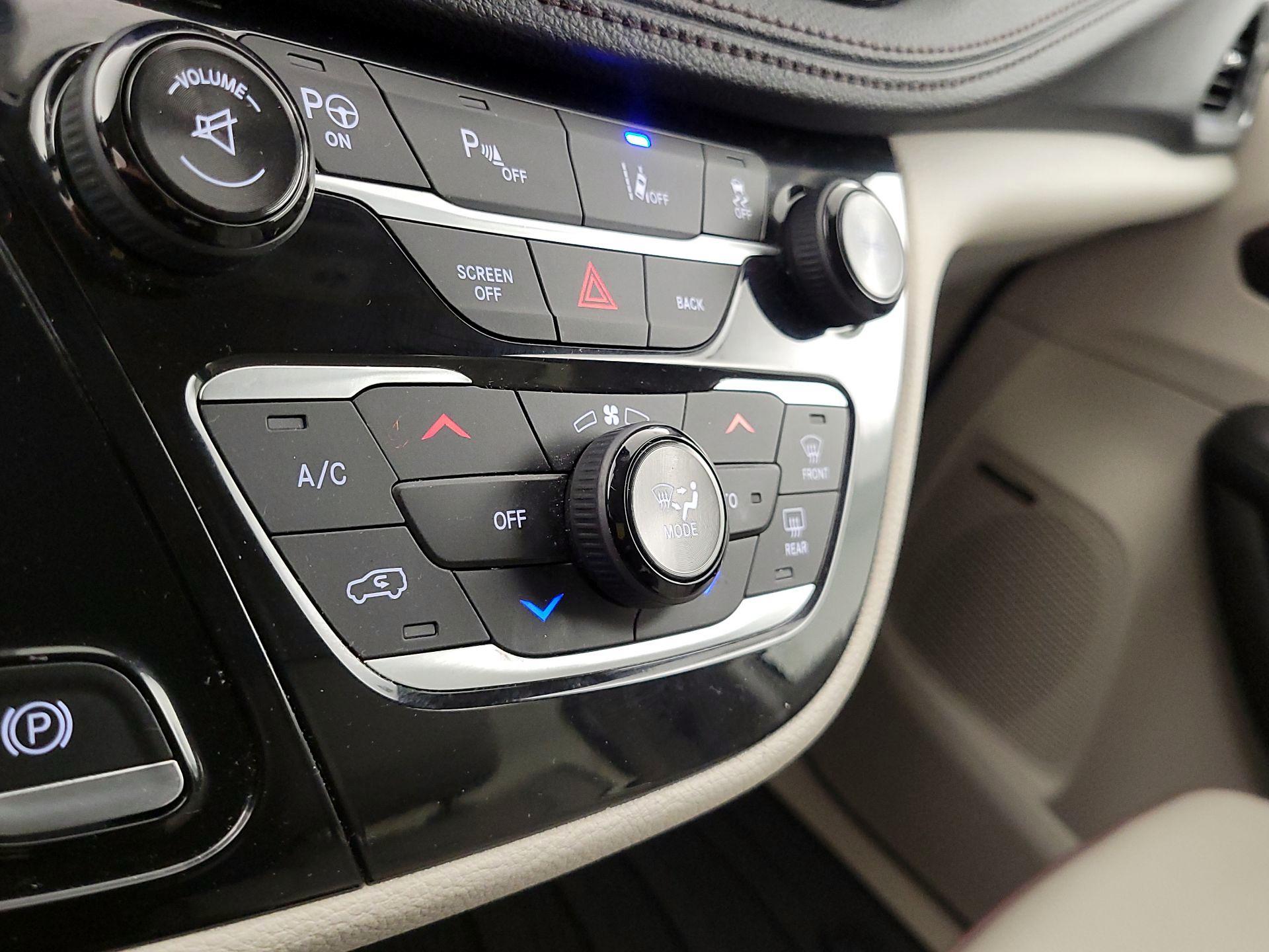 Thumbnail: 2017 Chrysler Pacifica - 17