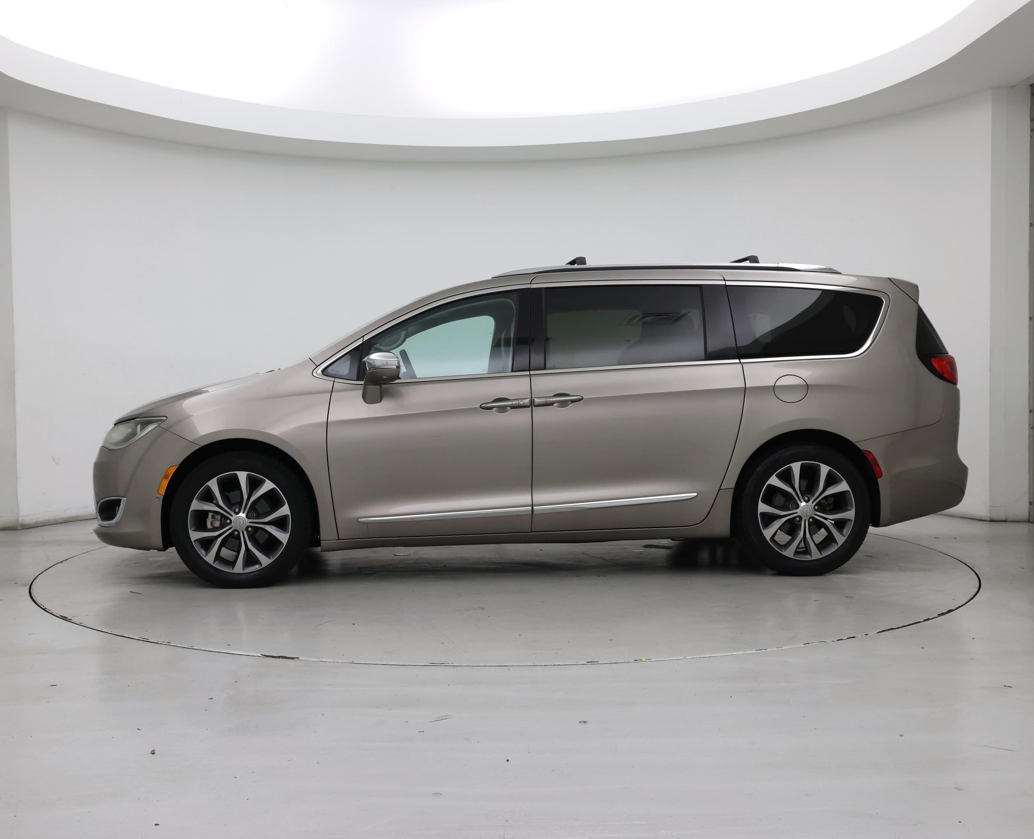 Thumbnail: 2017 Chrysler Pacifica - 3